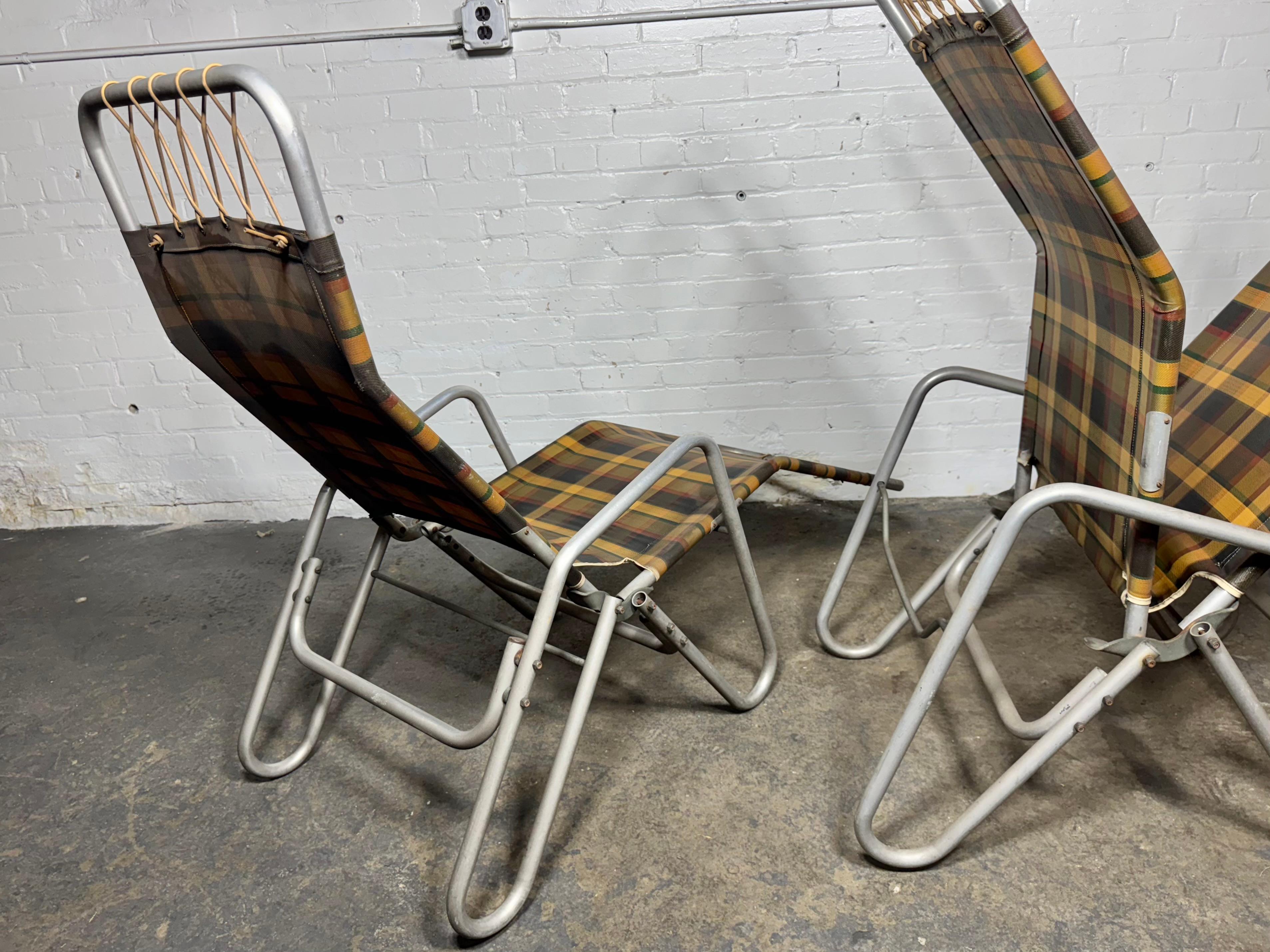 Art déco Paire de chaises longues d'extérieur en aluminium à gravité 