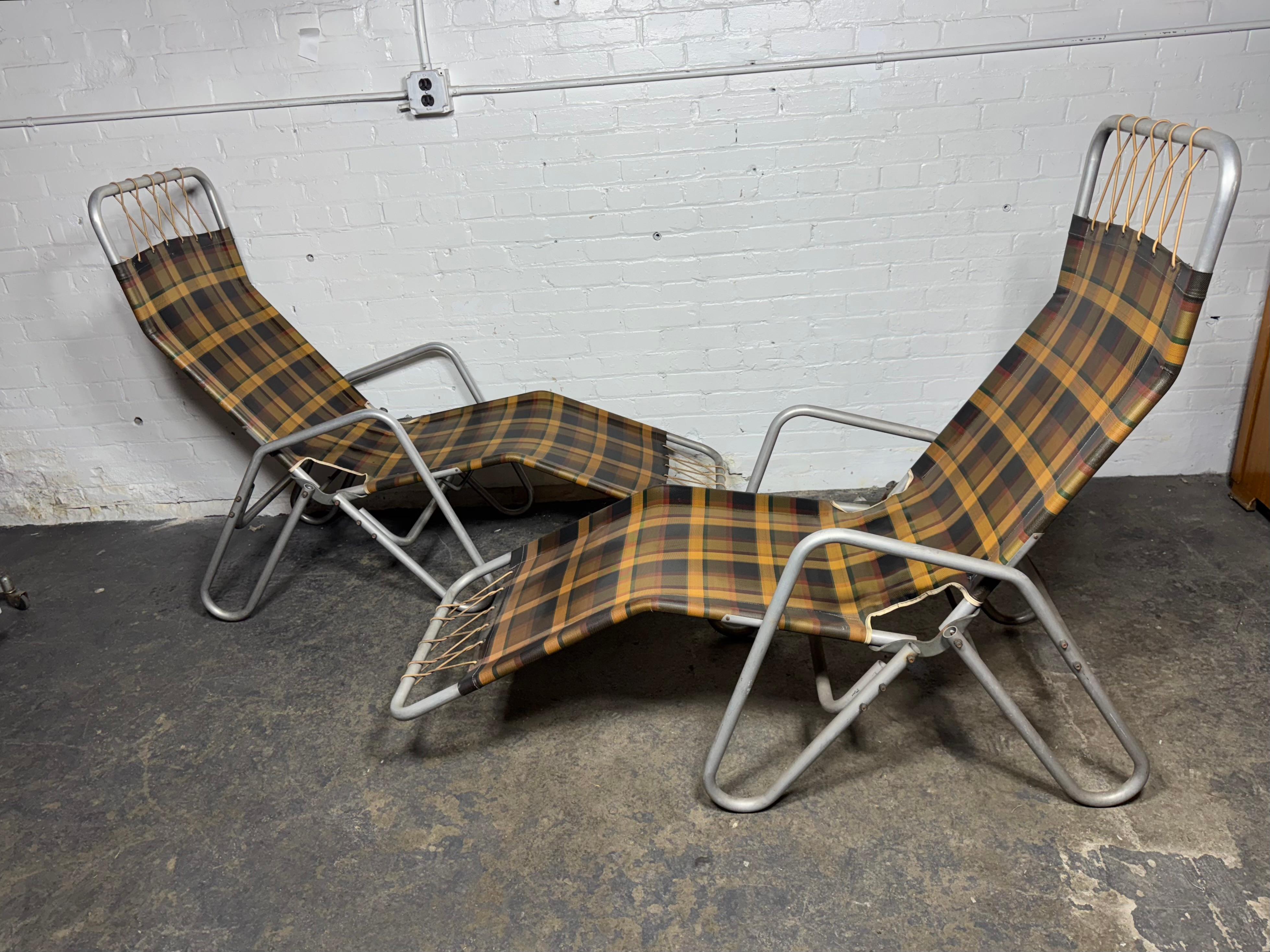 Milieu du XXe siècle Paire de chaises longues d'extérieur en aluminium à gravité 