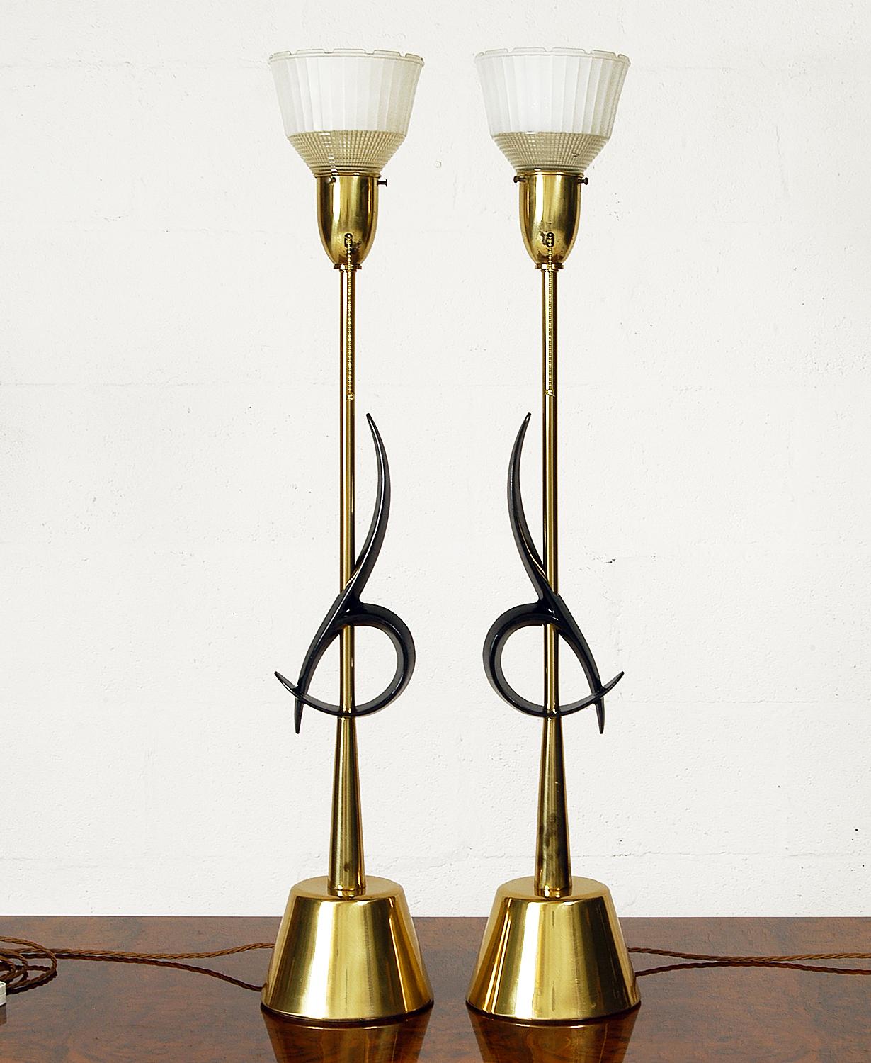 A spectacular pair of large table lamps designed and manufactured by the Rembrandt Lamp Company of Chicago. Standing a huge 95cm tall, these impressive lamps are classic American Mid-Century Modern.
The base and stem are made from brass, with an