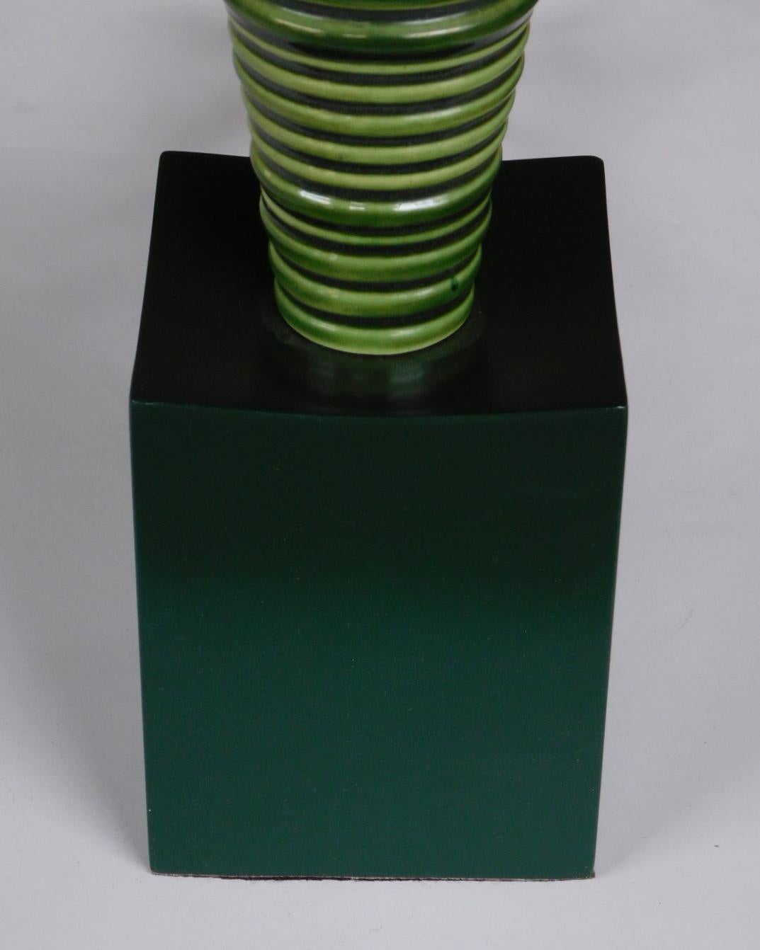 Paar Atomzeitalter-Lampen in konischer Form aus den 1950er Jahren, grün glasiert und gerippt (Moderne der Mitte des Jahrhunderts) im Angebot