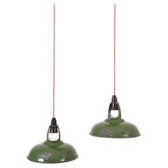 Paire de lampes industrielles anglaises des années 1950 avec abat-jour en émail vert par Coolicon