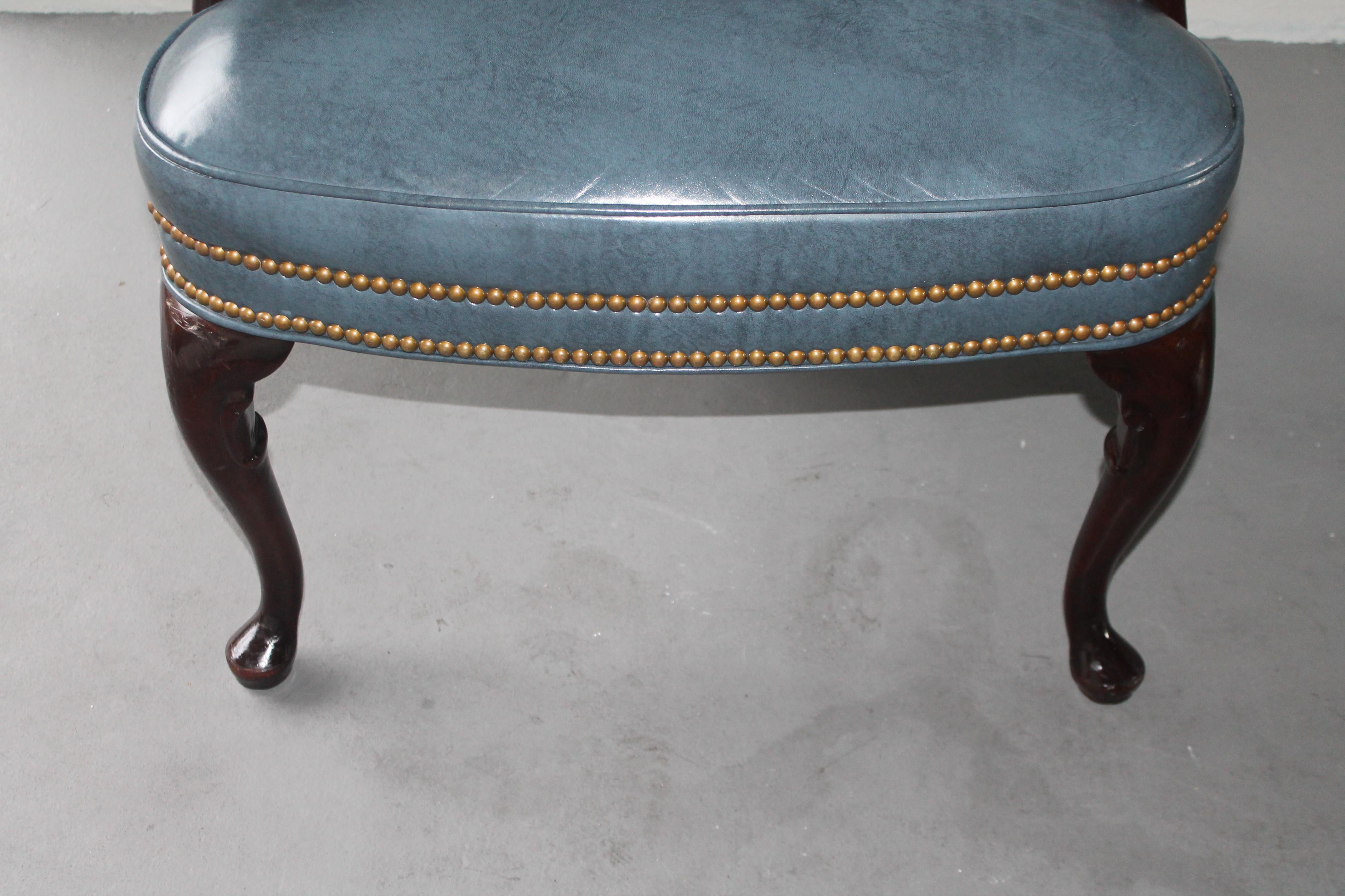 Paire de chaises Parsons en bois sculpté et cuir bleu de 1950 Fine Furniture Mid Century en vente 1