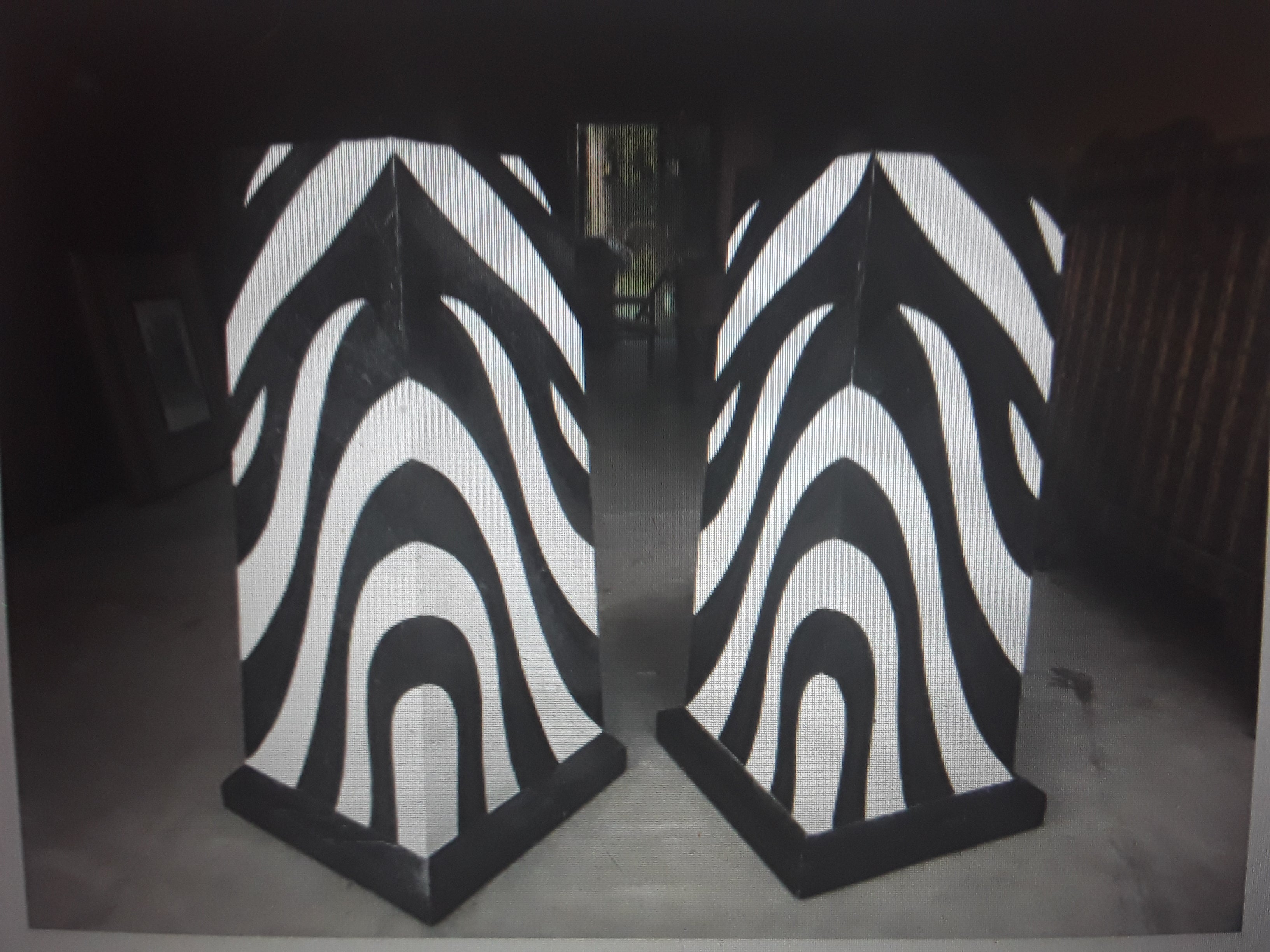 Coppia di piedistalli da esposizione in marmo finto zebrato francese del 1950. Sono bellissimi e insoliti. Molto decorativi. Wood a base di finto marmo con motivo Zebra. Dal nostro viaggio d'acquisto a Parigi.