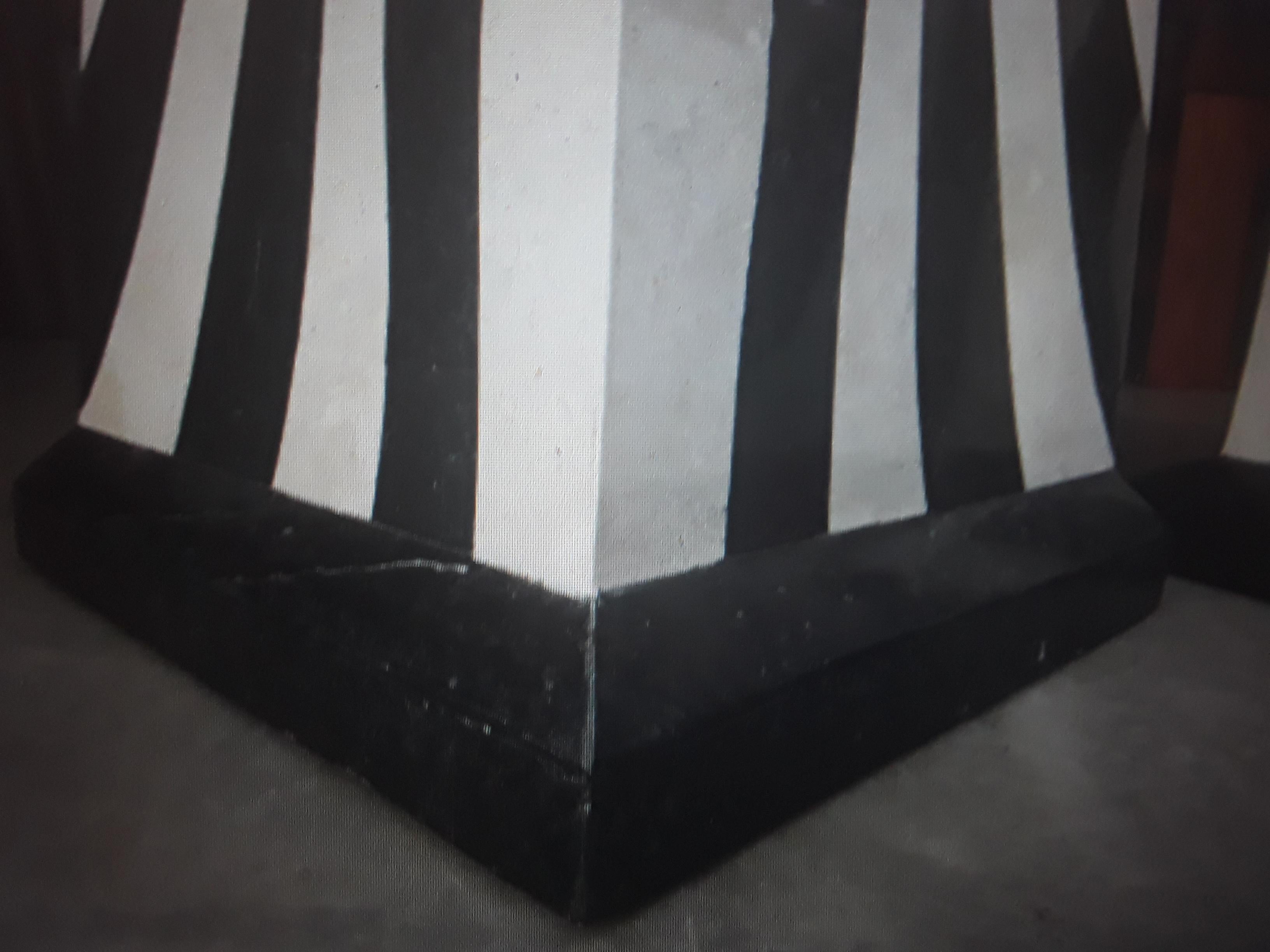 Legno Coppia di piedistalli da esposizione in marmo finto tessellato francese del 1950, metà secolo moderno in vendita