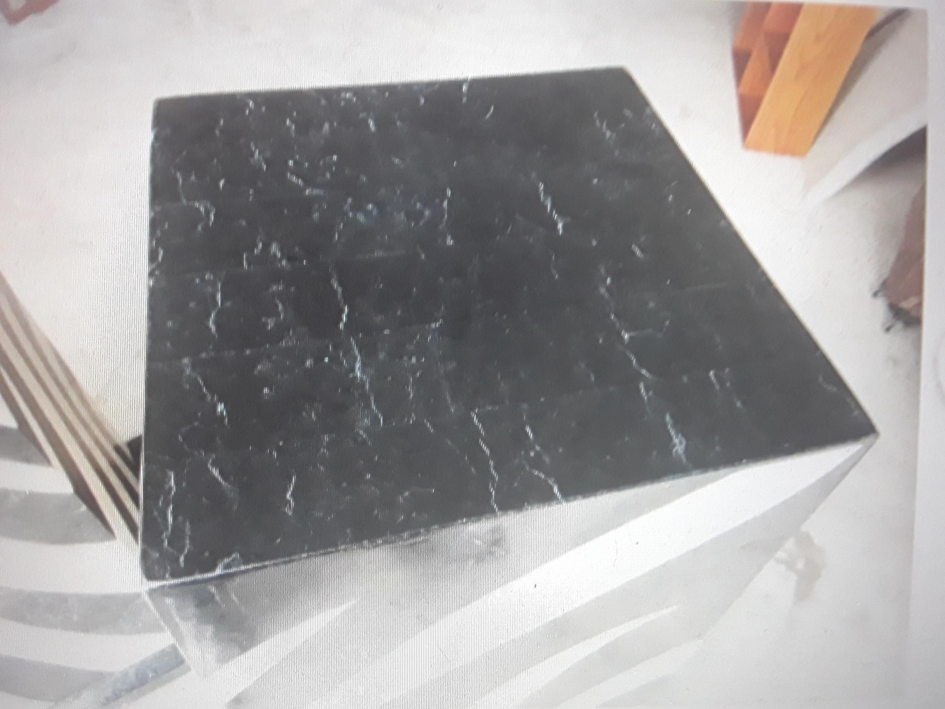 Coppia di piedistalli da esposizione in marmo finto tessellato francese del 1950, metà secolo moderno in vendita 1