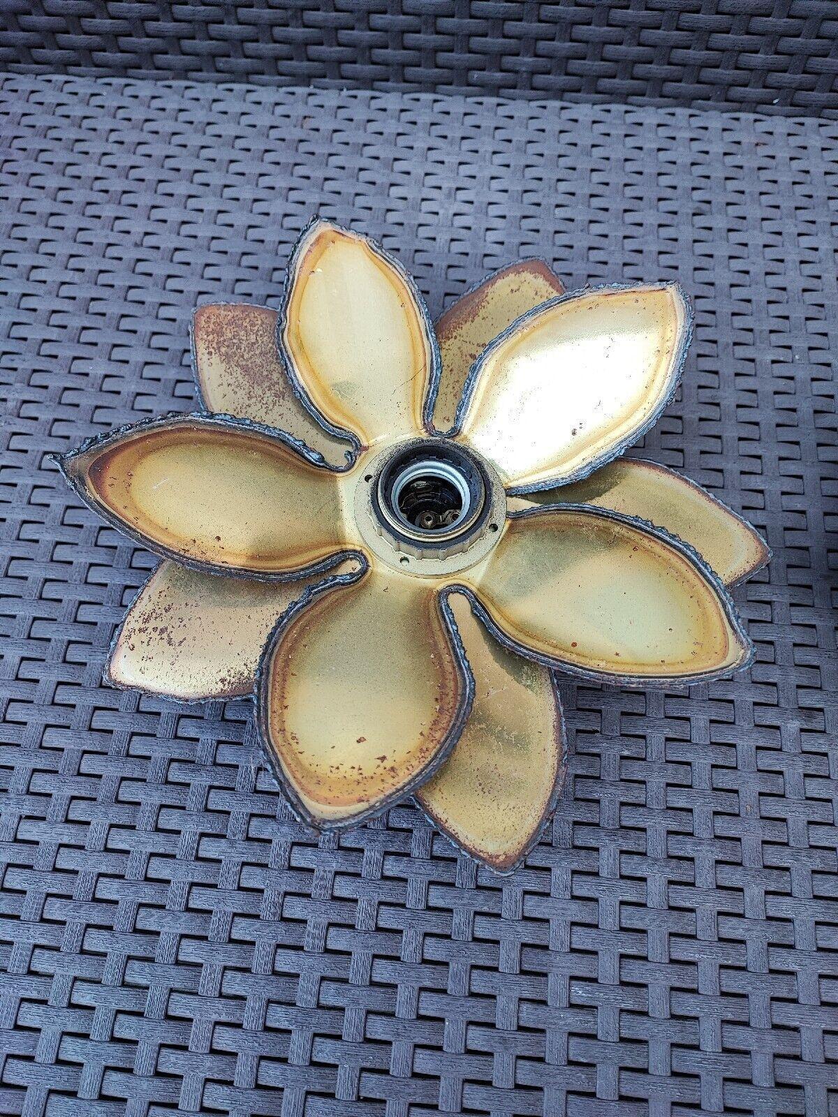 Paire d'appliques murales en métal brutaliste de style moderne des années 1950 en forme de fleur en vente 4