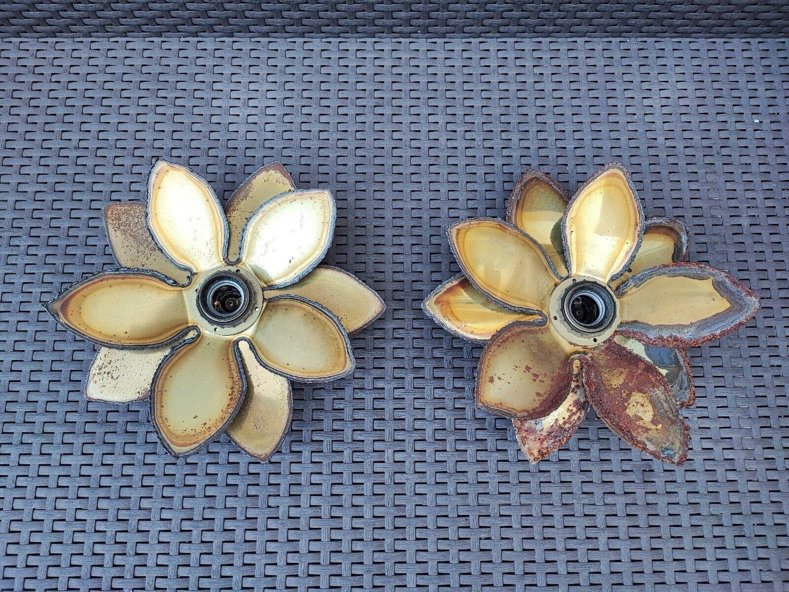 Paire d'appliques murales brutalistes françaises des années 1950 en forme de fleur. Des appliques uniques avec des détails de rouille d'origine.