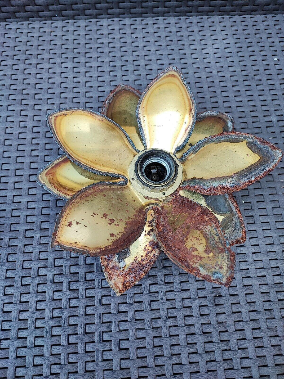 Métal Paire d'appliques murales en métal brutaliste de style moderne des années 1950 en forme de fleur en vente