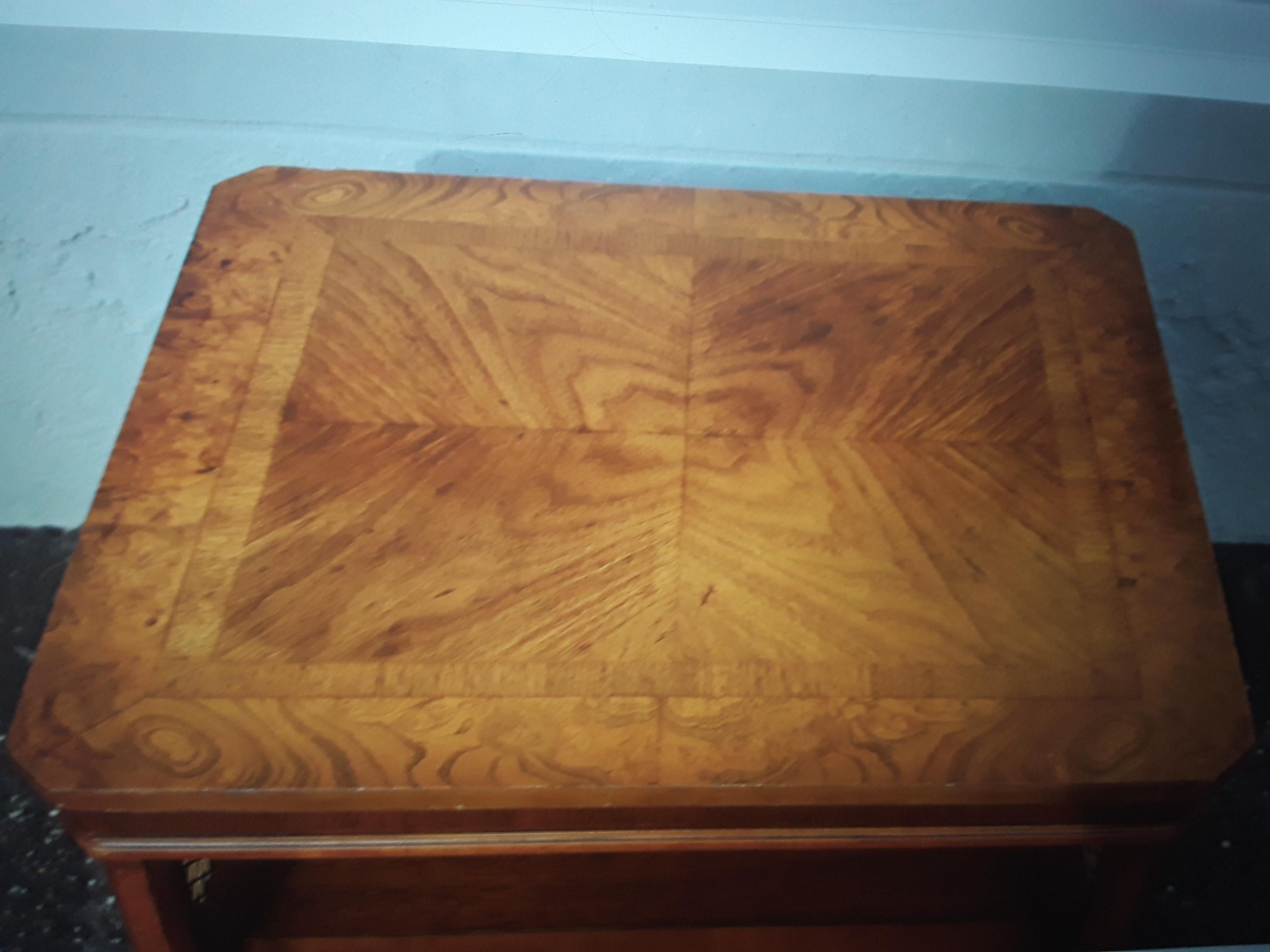 Paire de provinciales françaises des années 1950  / Tables d'extrémité / d'appoint en treillis de laiton en vente 1