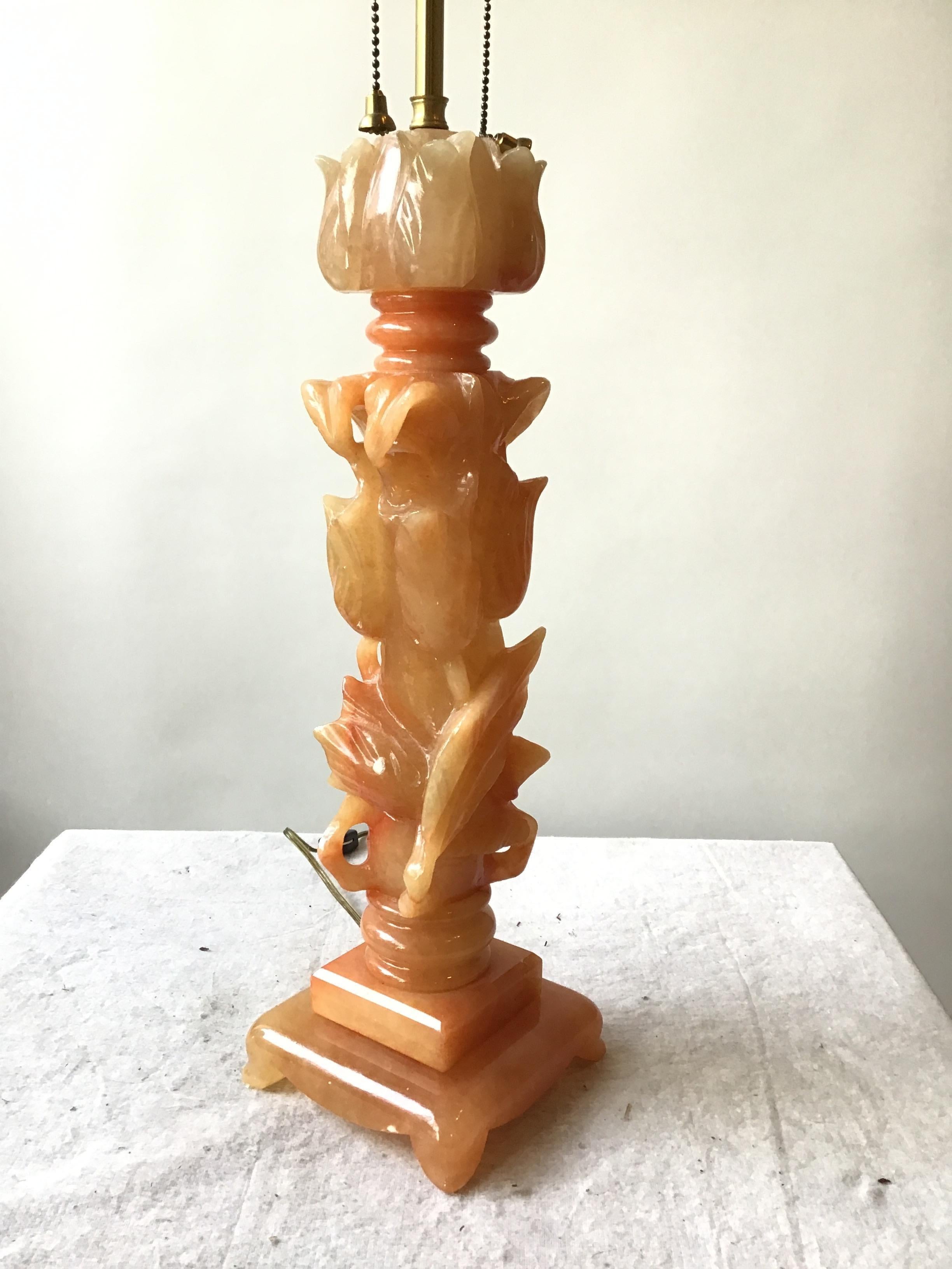 Sculpté à la main Paire de lampes florales italiennes en albâtre sculpté à la main des années 1950 en vente