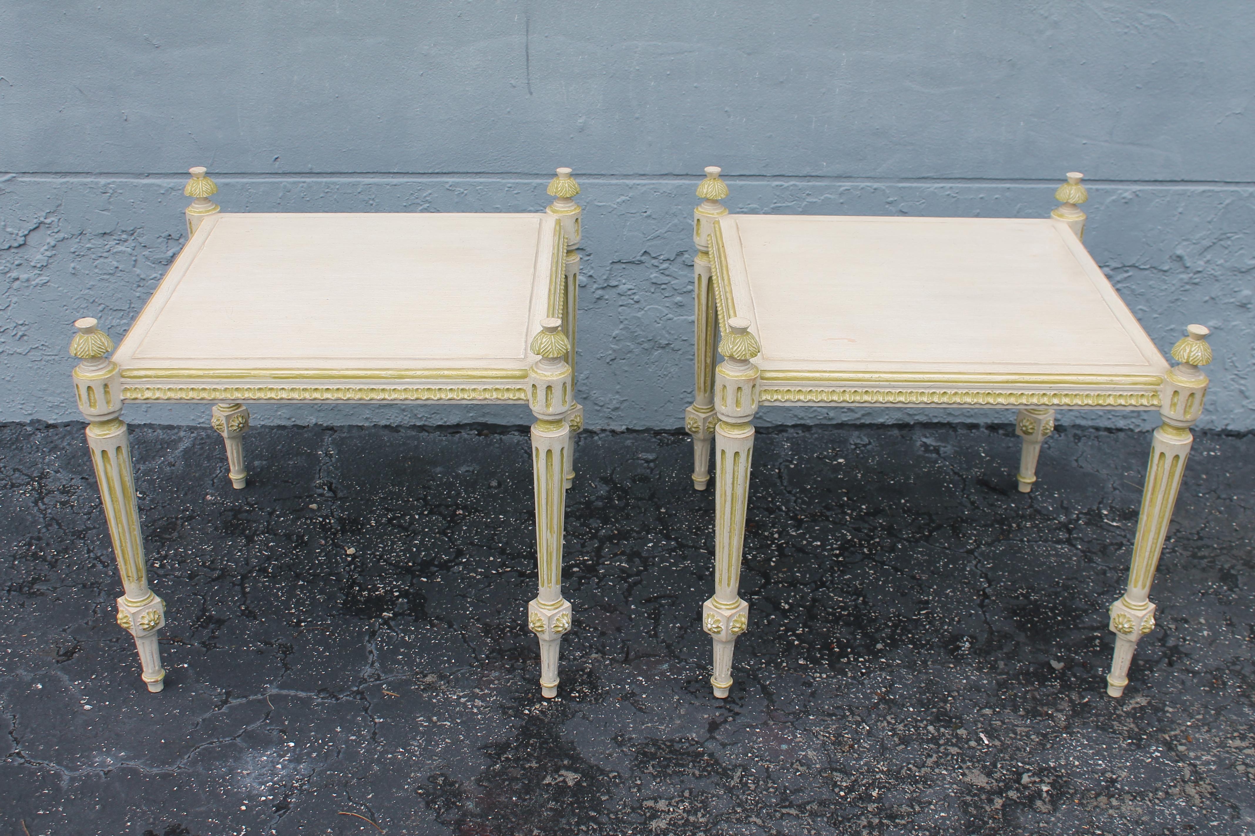 Coppia di tavolini Hollywood Regency degli anni '50 in bianco antico. Racconti molto belli che ravviveranno l'arredamento.