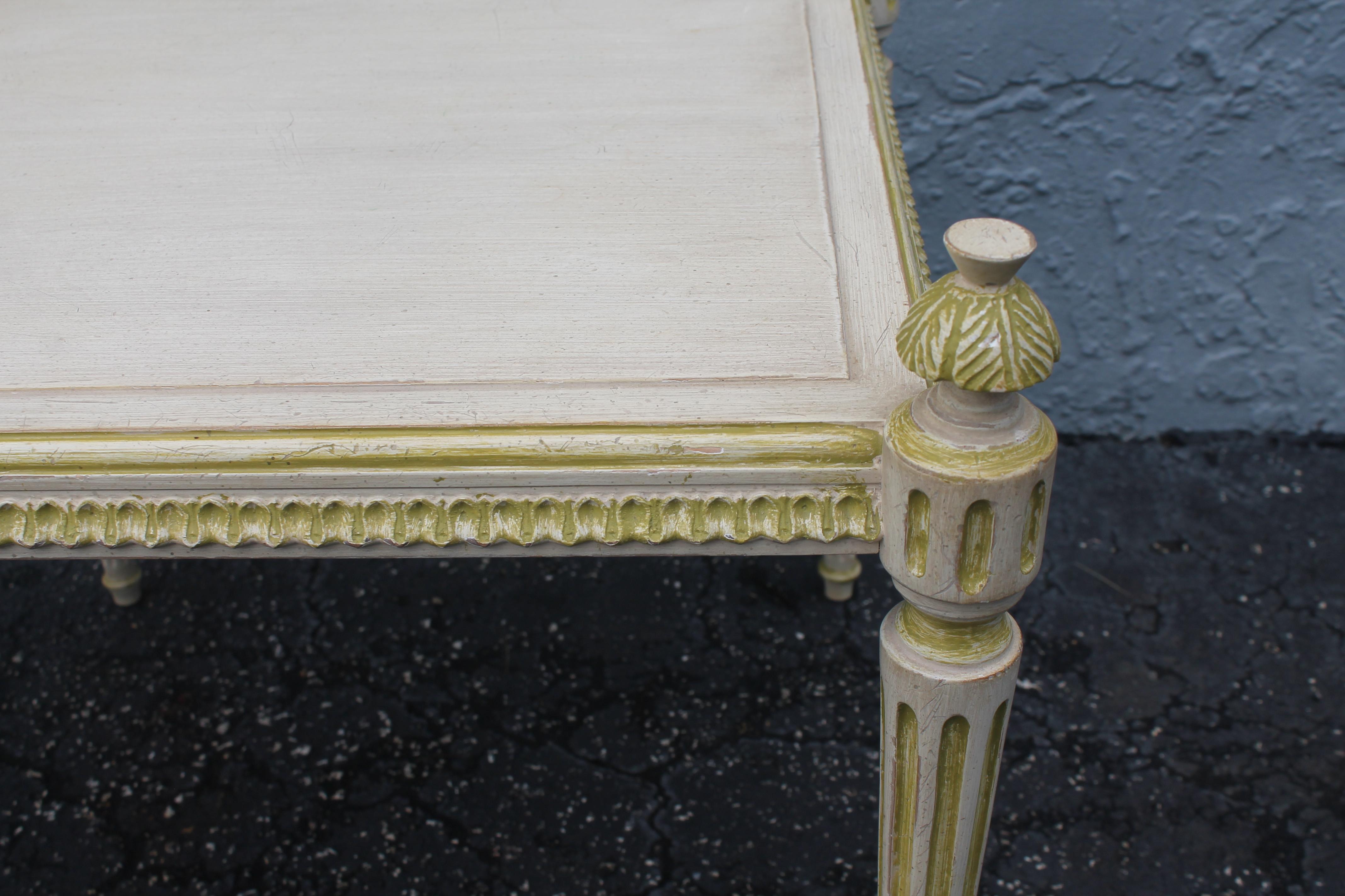 Legno Coppia di tavolini da salotto Hollywood Regency degli anni '50 in vendita