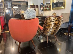 Coppia di sedie da cocktail italiane degli anni '50 con stampa tigre e velluto corallo