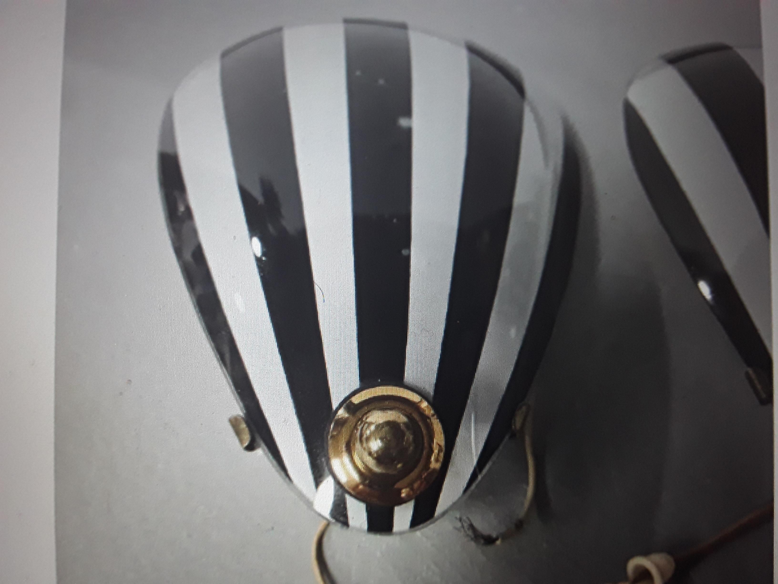 Coppia di lampade da parete in vetro a conchiglia di Murano del 1950. Whiting è un vetro artistico a strisce bianche e nere. Questa coppia è stata acquistata durante un viaggio d'acquisto in Italia.
