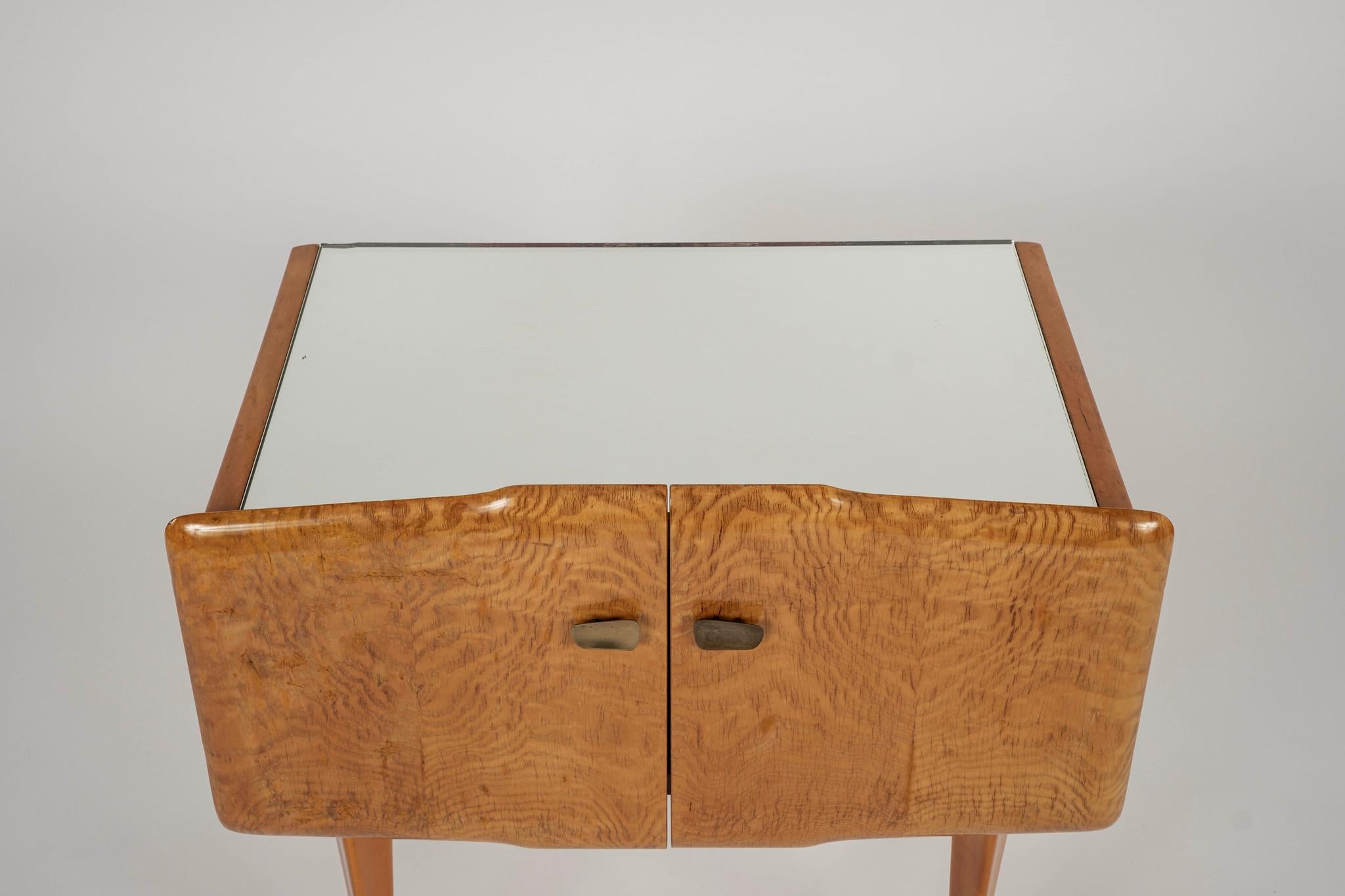 Pareja de mesillas de noche italianas de los años 50 en venta 2