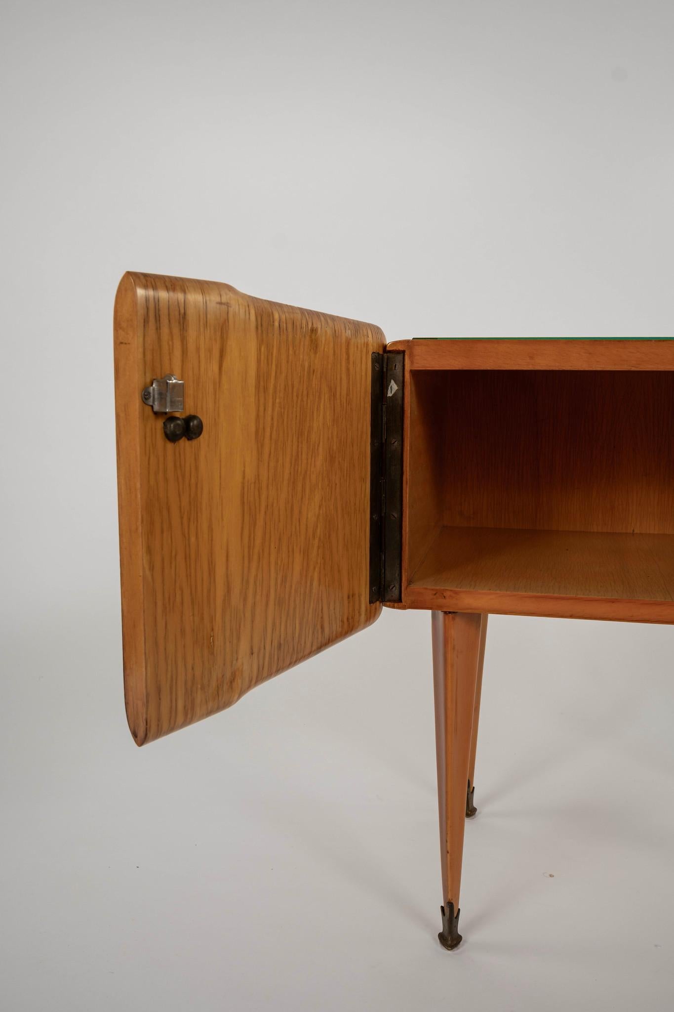 Pareja de mesillas de noche italianas de los años 50 en venta 3