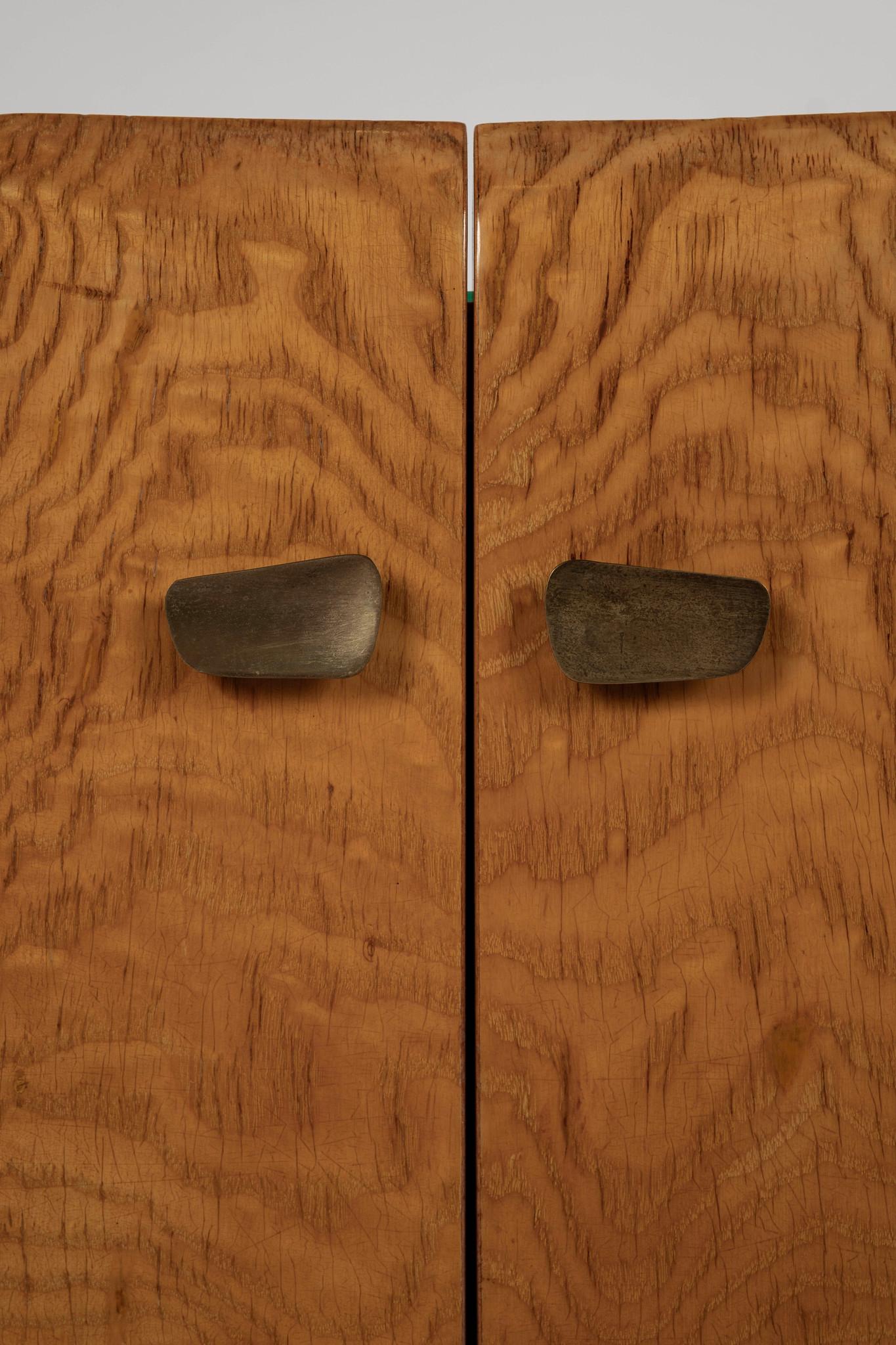 Pareja de mesillas de noche italianas de los años 50 en venta 4