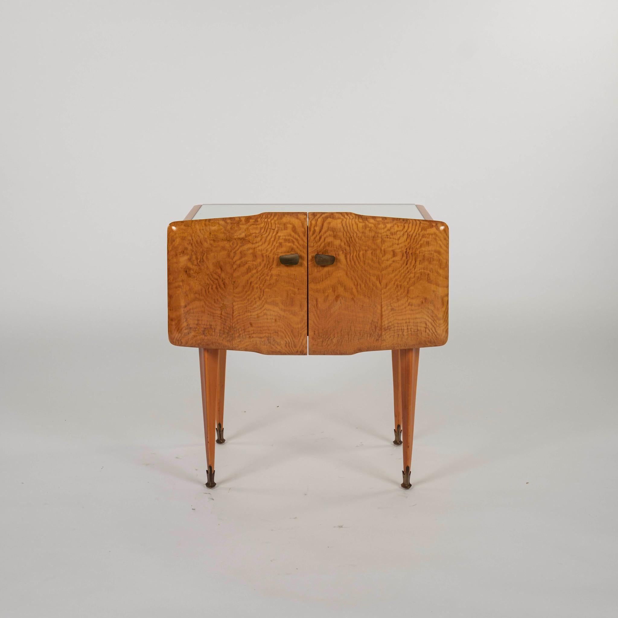 Pareja de mesillas de noche italianas de los años 50 Italiano en venta