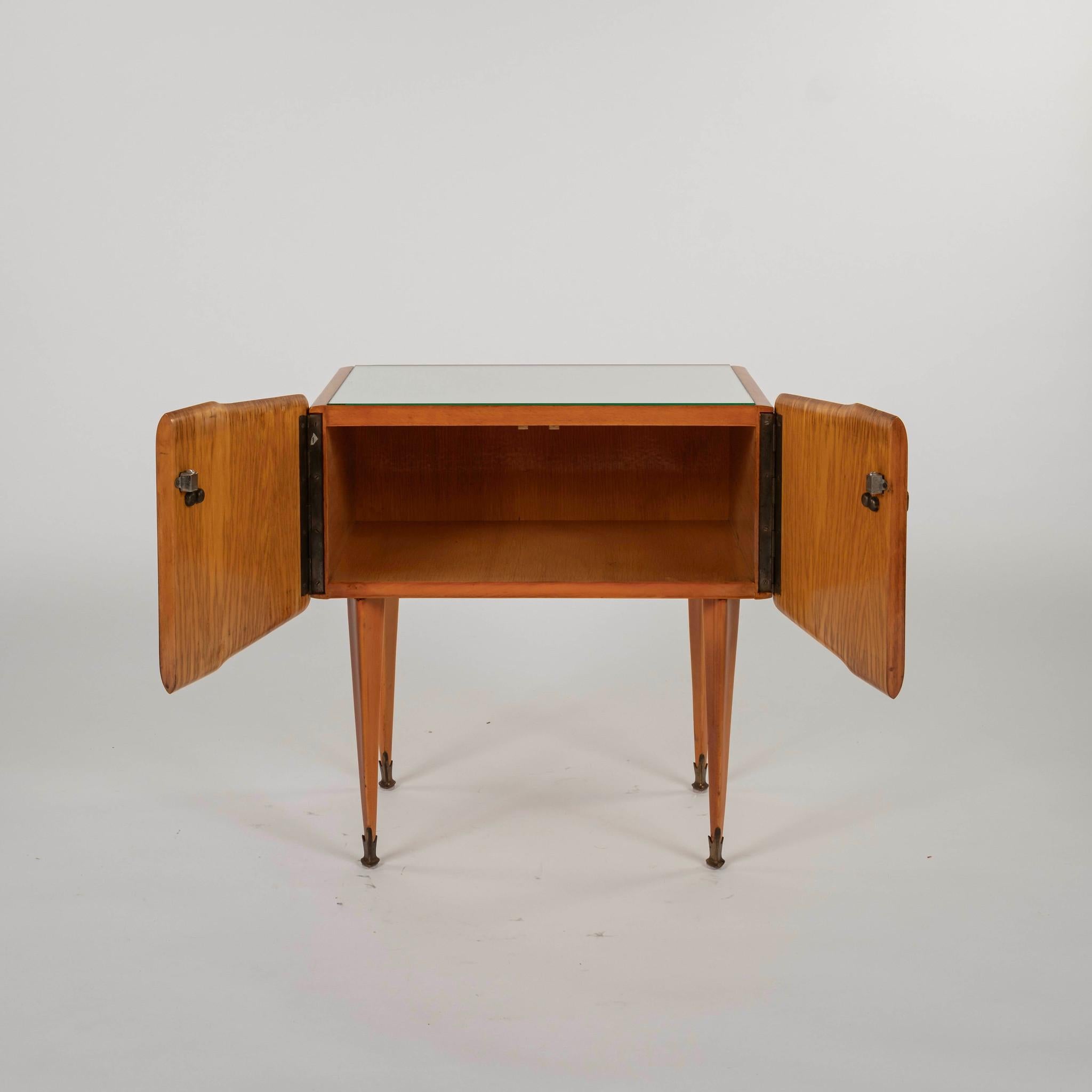 Pareja de mesillas de noche italianas de los años 50 Barnizado en venta