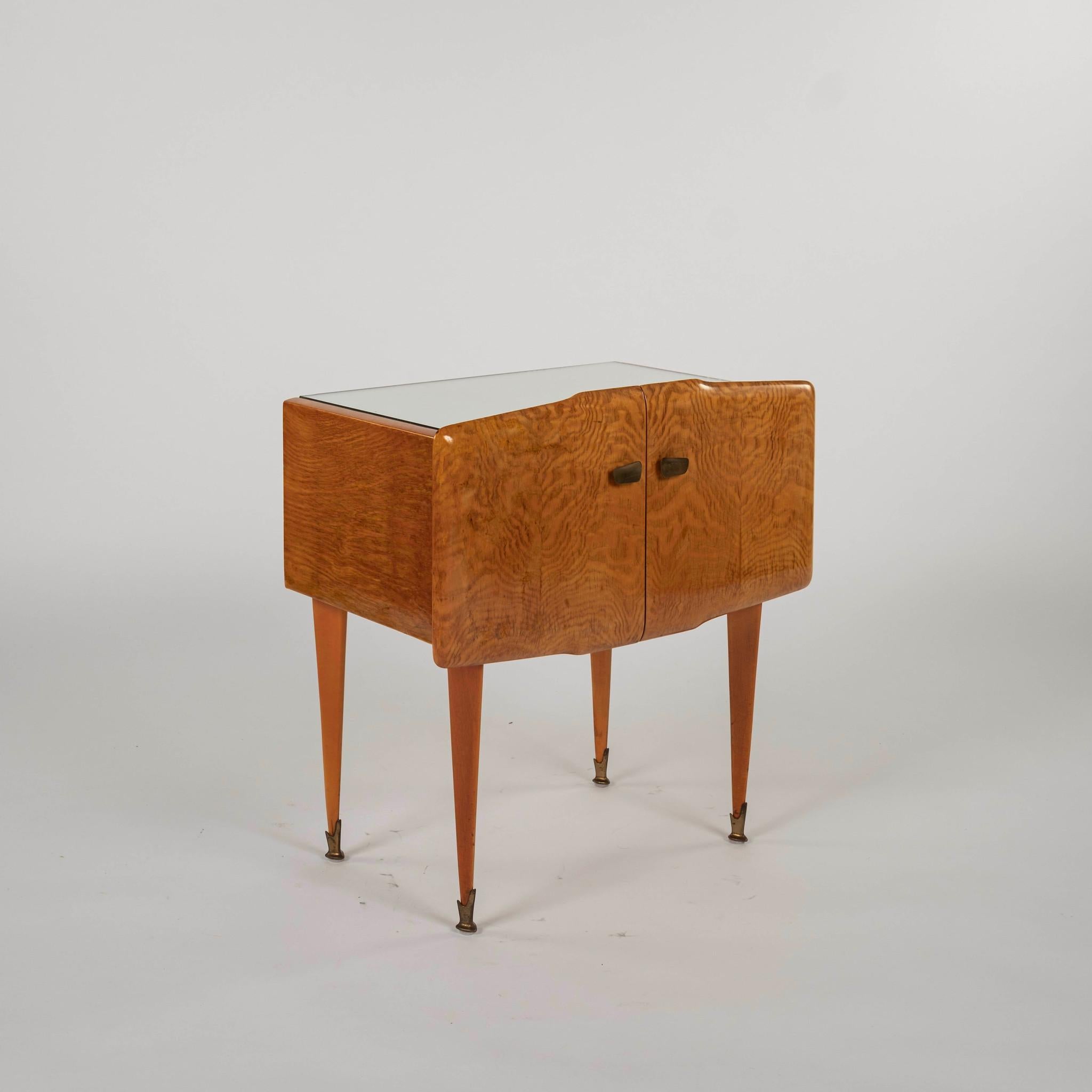 Pareja de mesillas de noche italianas de los años 50 en Bueno estado para la venta en Houston, TX