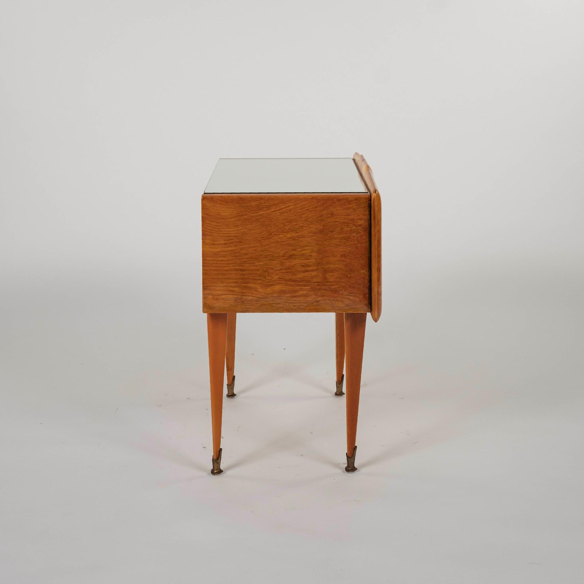 Pareja de mesillas de noche italianas de los años 50 siglo XX en venta