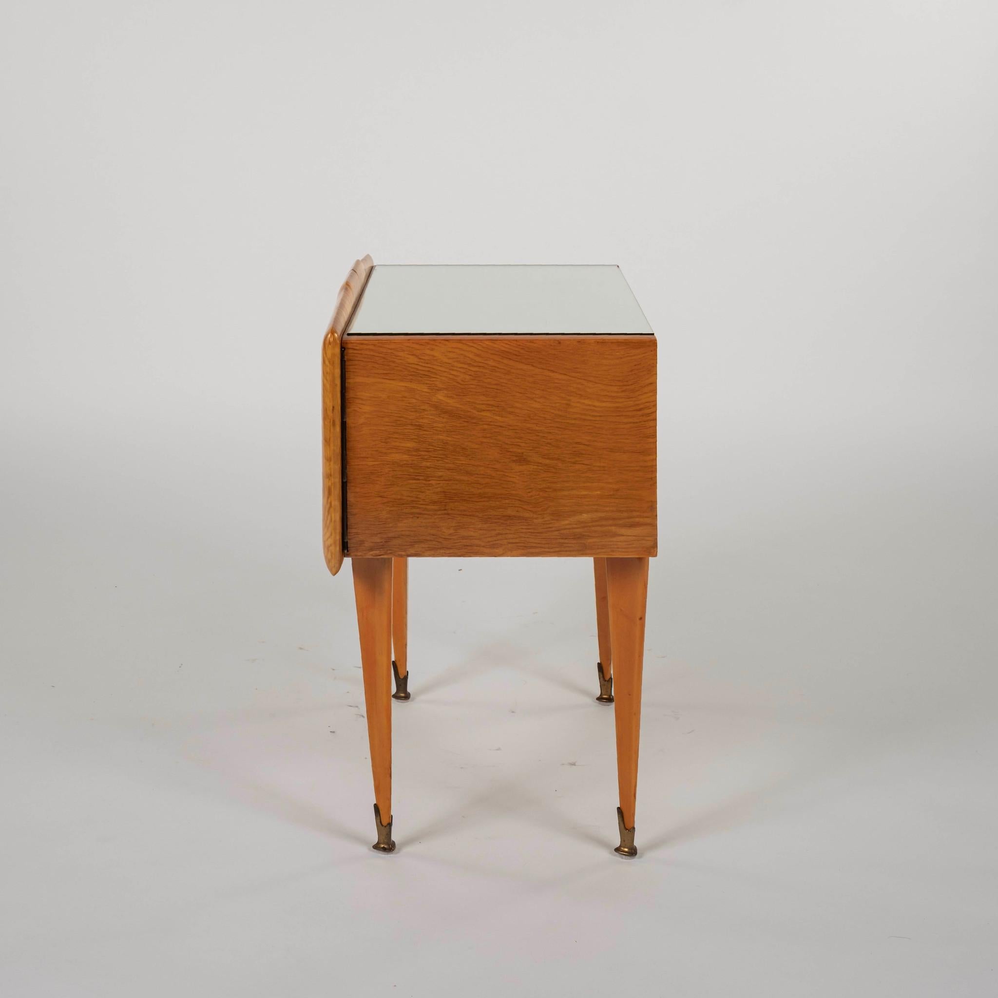 Pareja de mesillas de noche italianas de los años 50 en venta 1