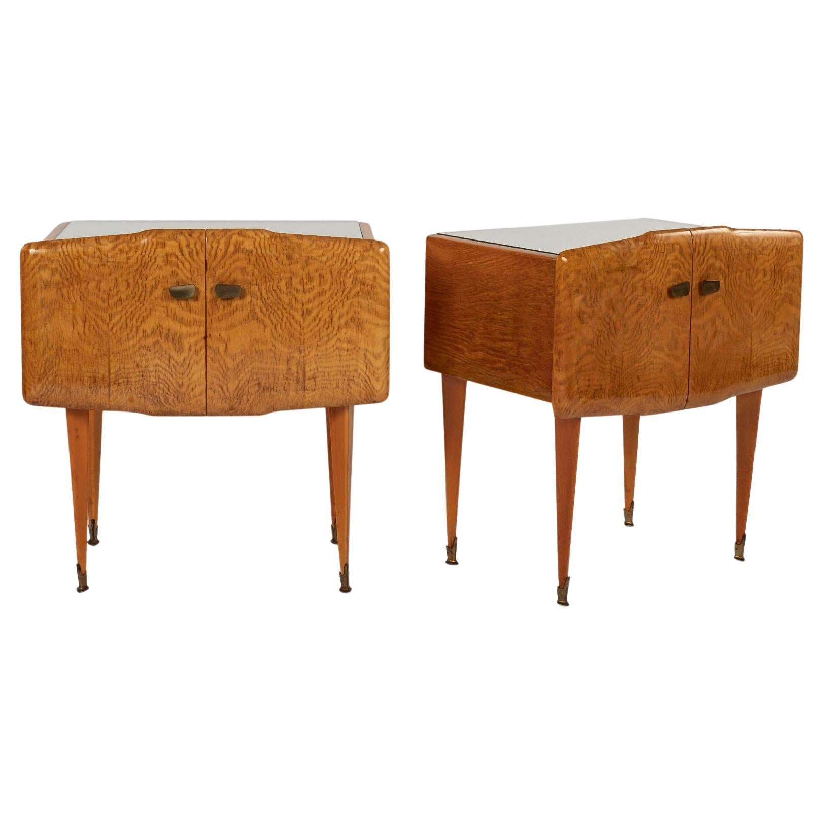 Pareja de mesillas de noche italianas de los años 50 en venta