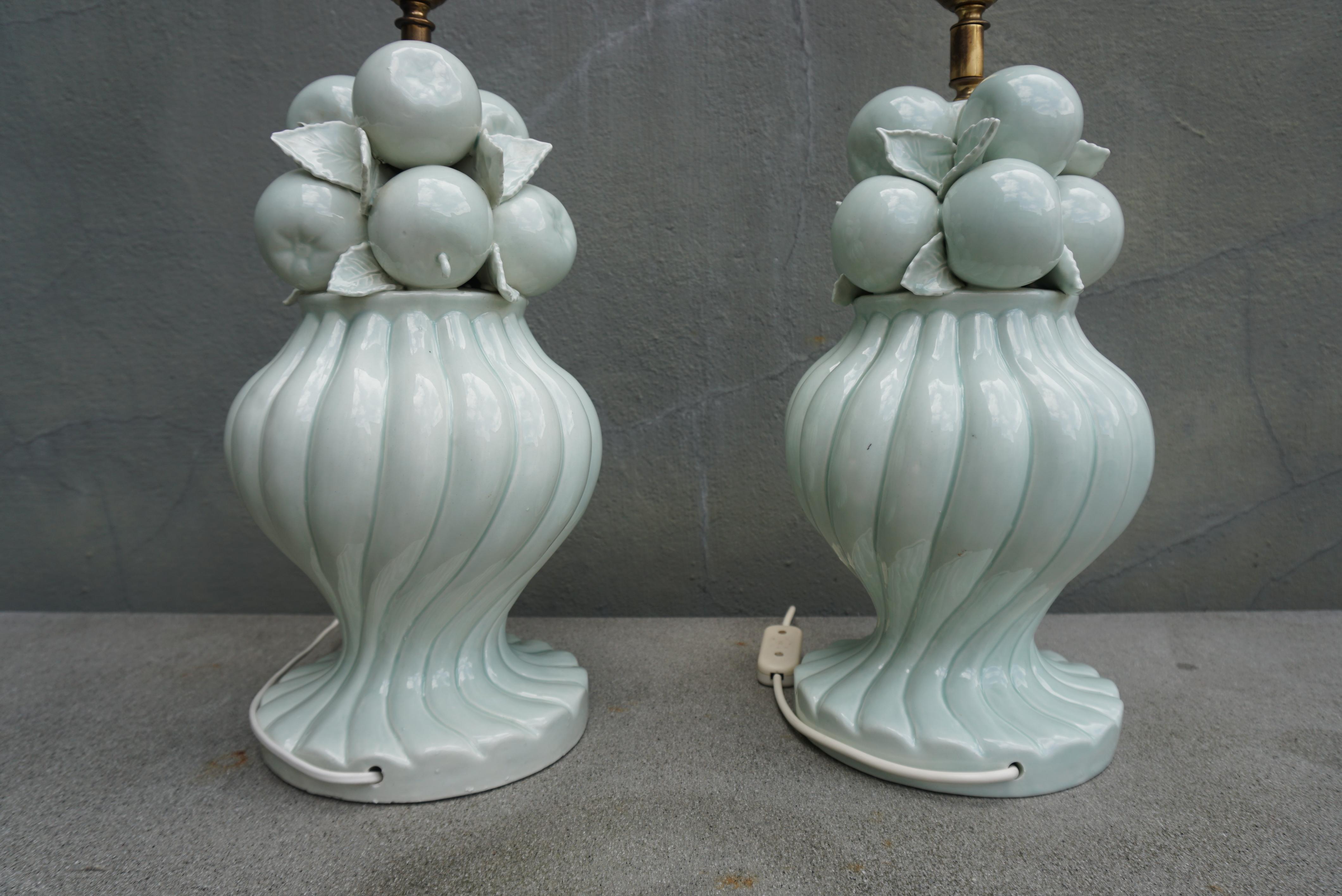 Céramique Paire de lampes Bassanello à fruits vert menthe des années 1950 en vente