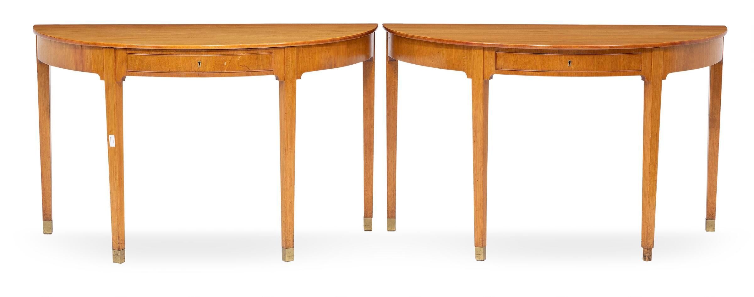 Paire de tables centrales en forme de D en acajou Rud Rasmussen des années 1950 avec pieds en laiton. Restauration en cours, mais les photos peuvent montrer l'état antérieur.