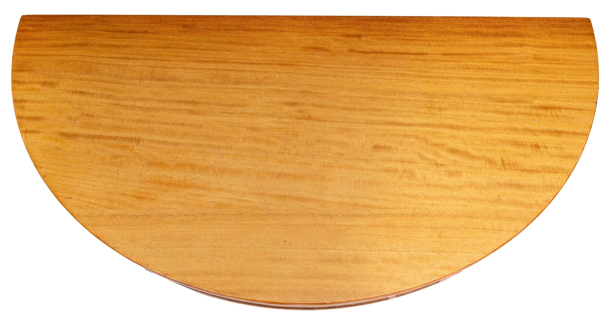 Scandinave moderne Paire de tables centrales en bois dur Rud Rasmussen des années 1950, en forme de D, avec des pieds en laiton.