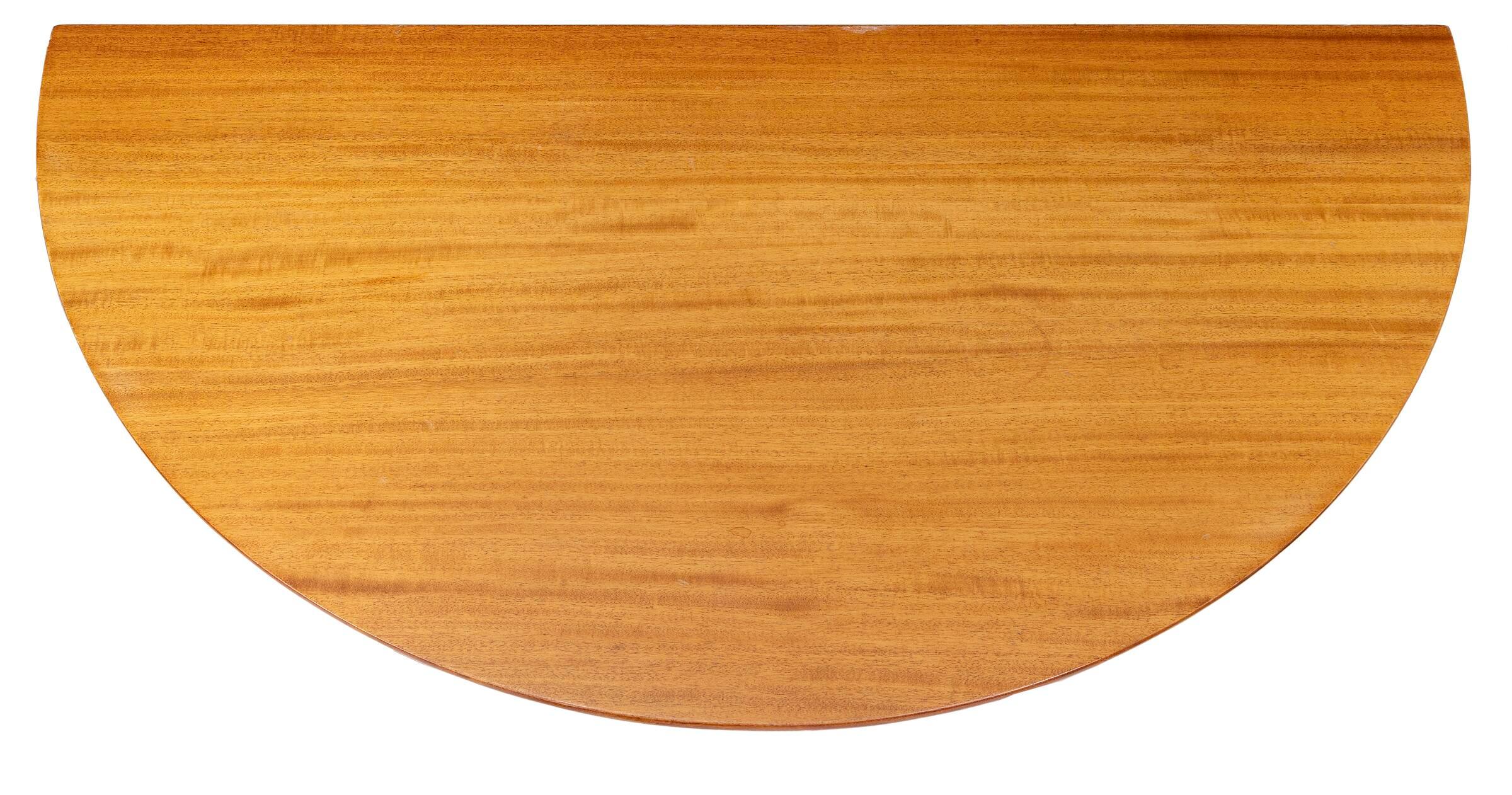 Européen Paire de tables centrales en bois dur Rud Rasmussen des années 1950, en forme de D, avec des pieds en laiton.