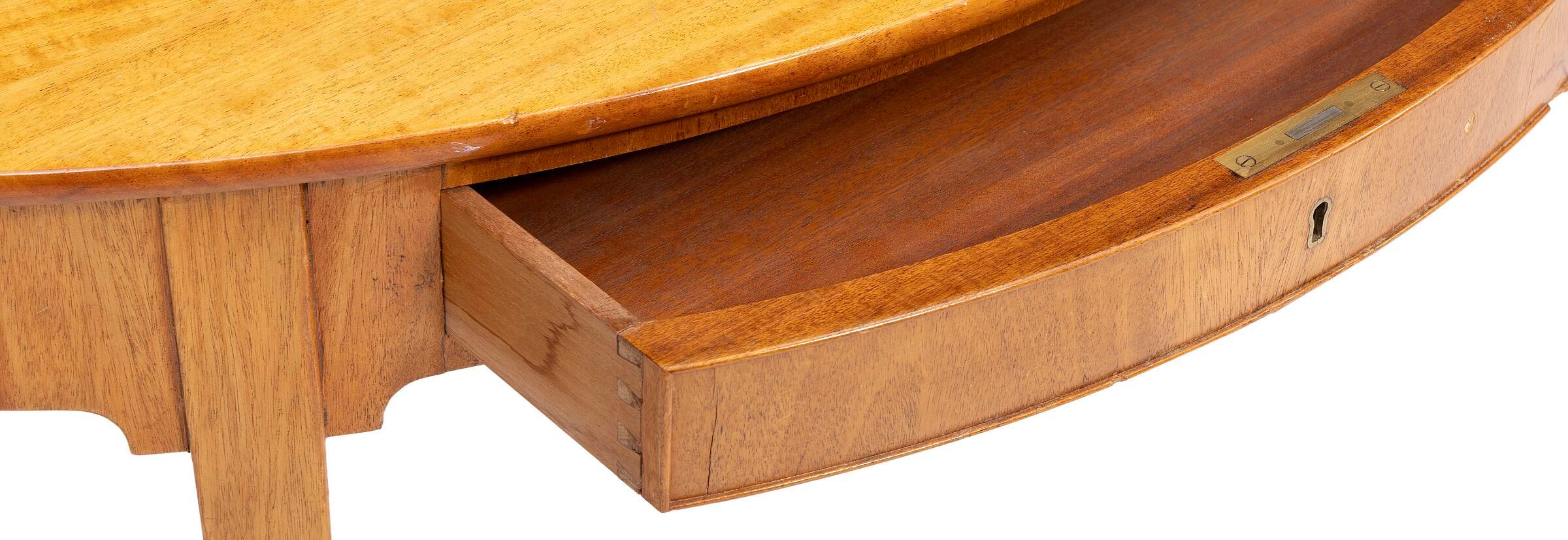 Paire de tables centrales en bois dur Rud Rasmussen des années 1950, en forme de D, avec des pieds en laiton. Bon état à London, GB
