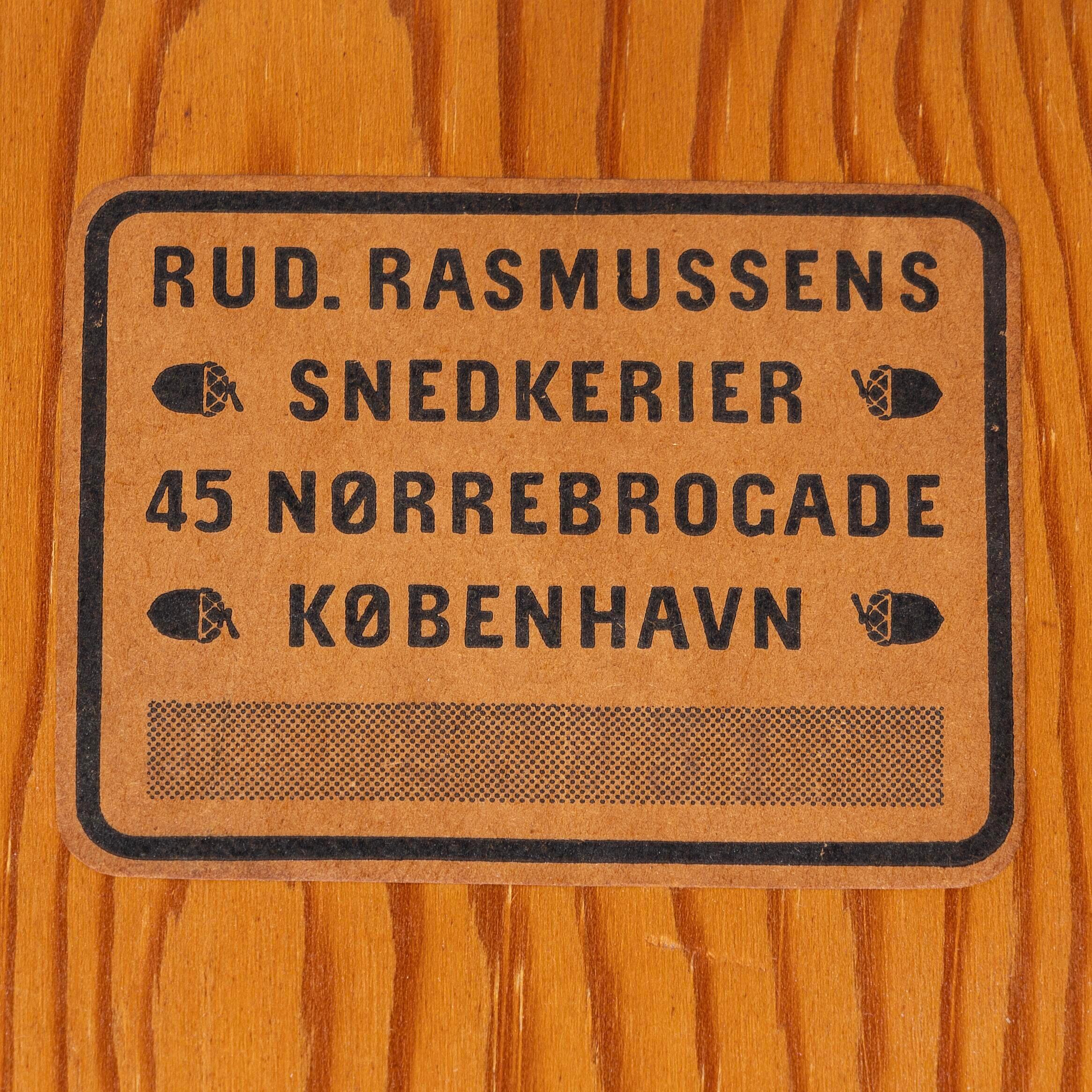 Milieu du XIXe siècle Paire de tables centrales en bois dur Rud Rasmussen des années 1950, en forme de D, avec des pieds en laiton.