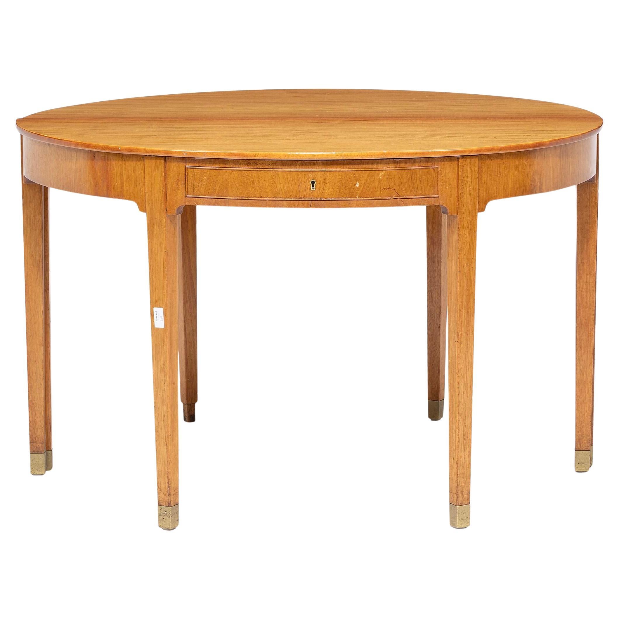 Paire de tables centrales en bois dur Rud Rasmussen des années 1950, en forme de D, avec des pieds en laiton.