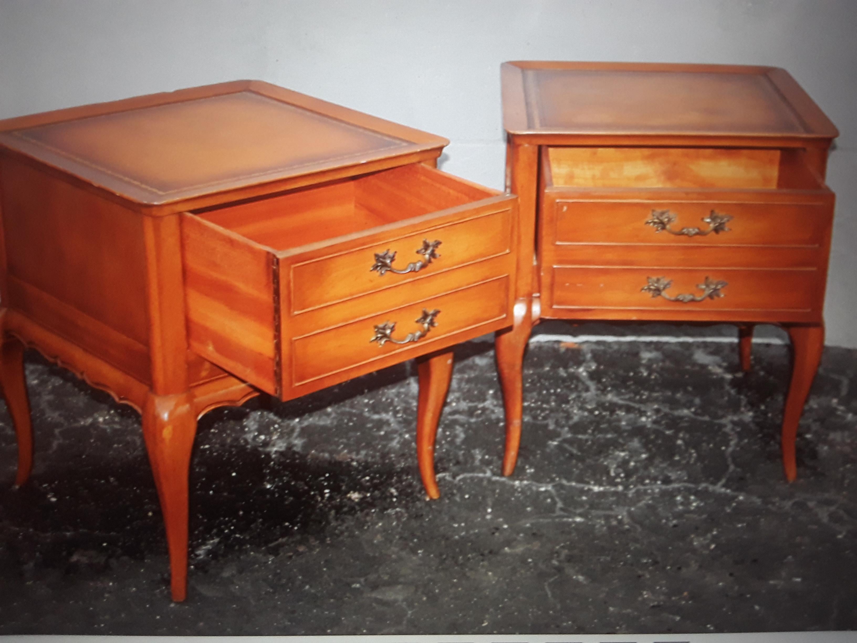 Pair 1950's Vintage Traditional Night Stands/ End Tables/ Leather Top For Sale 3