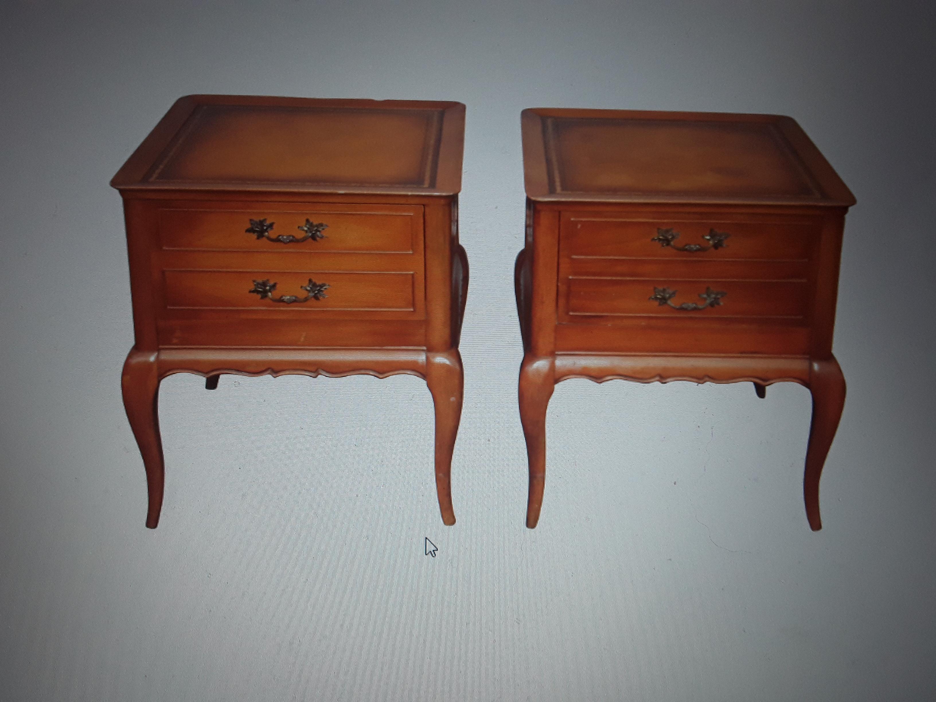 Pair 1950's Vintage Traditional Night Stands/ End Tables/ Leather Top For Sale 4