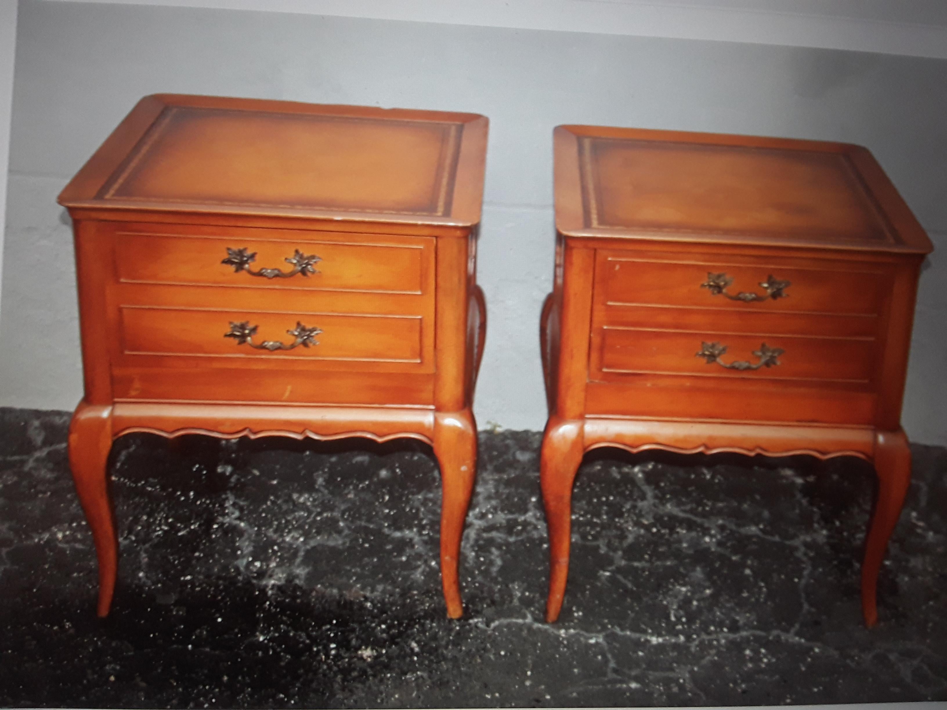 Mid-Century Modern Pair 1950's Vintage Traditional Night Stands/ End Tables/ Leather Top For Sale