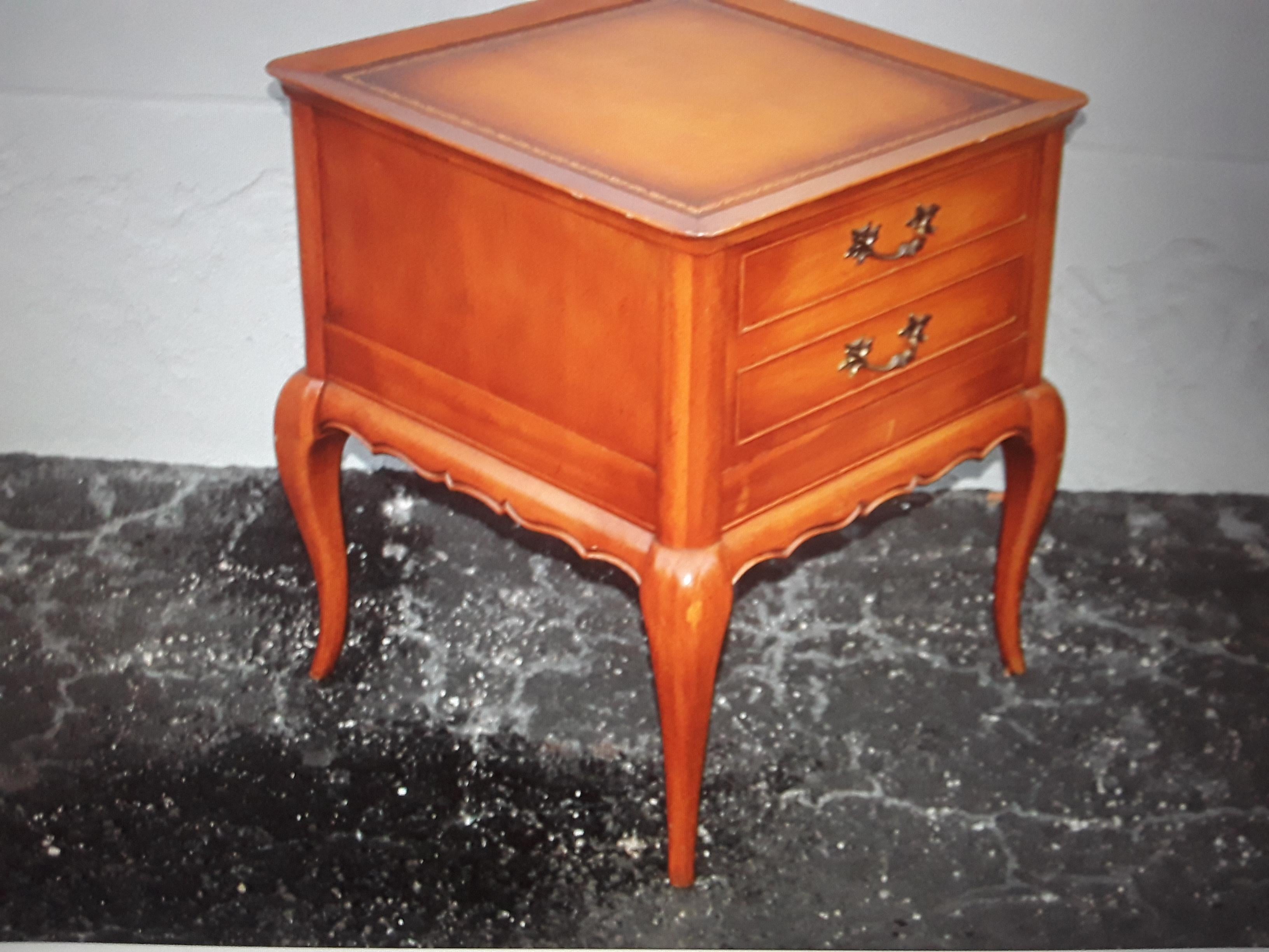 Pair 1950's Vintage Traditional Night Stands/ End Tables/ Leather Top In Good Condition For Sale In Opa Locka, FL