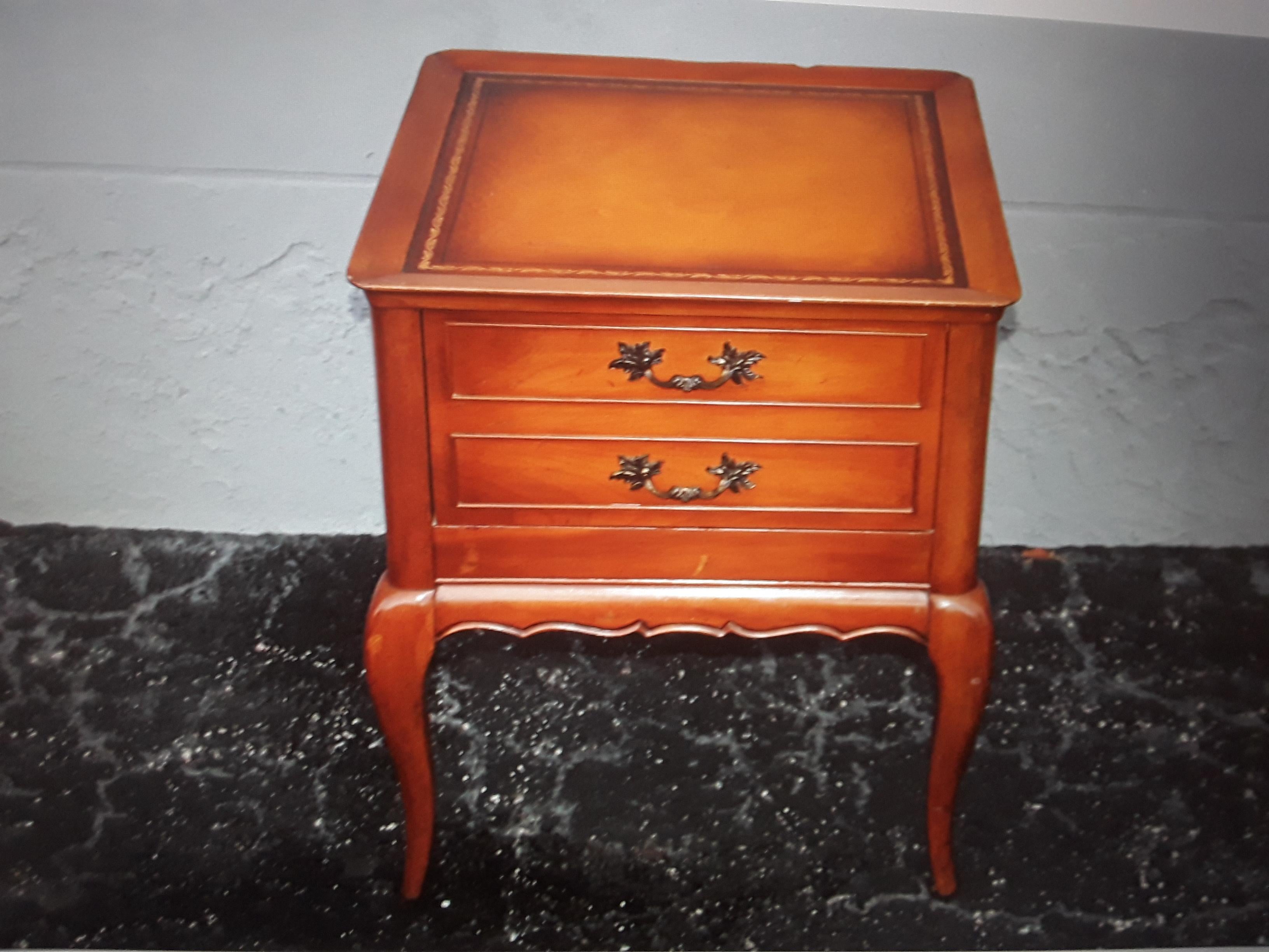 Milieu du XXe siècle Paire de tables de chevet traditionnelles vintage des années 1950 / tables d'appoint / dessus en cuir en vente