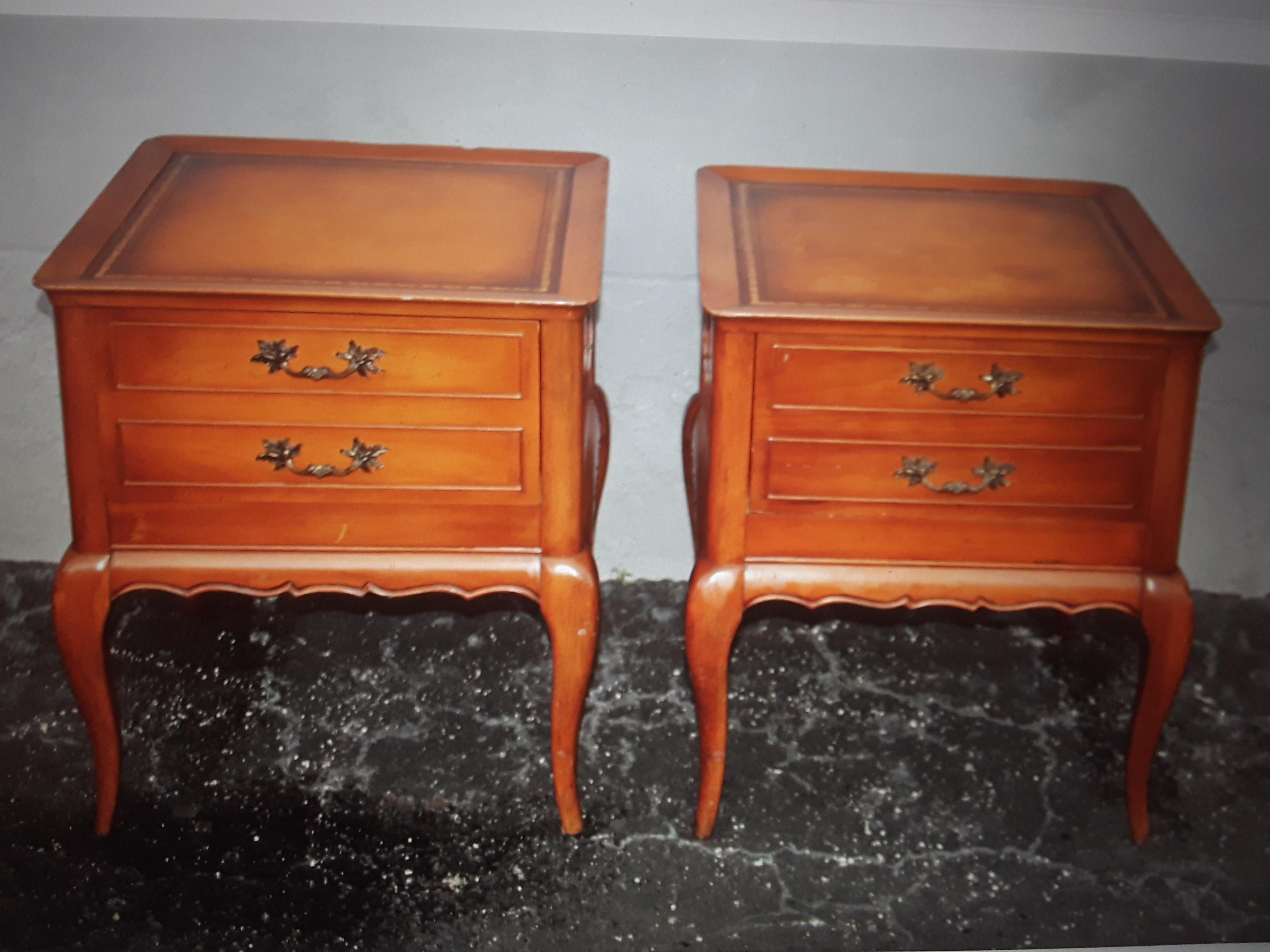 Paire de tables de chevet traditionnelles vintage des années 1950 / tables d'appoint / dessus en cuir en vente 2