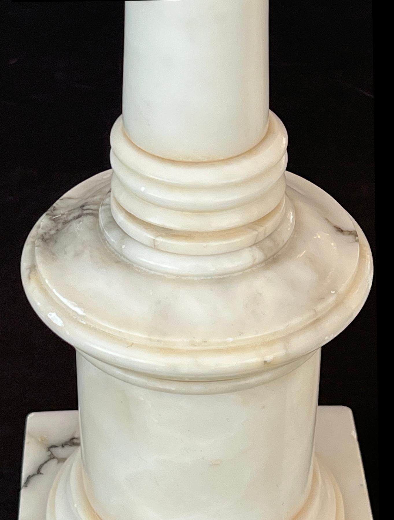 Pareja de lámparas columnares de mármol blanco de los años 50 de gusto neoclásico Estadounidense en venta