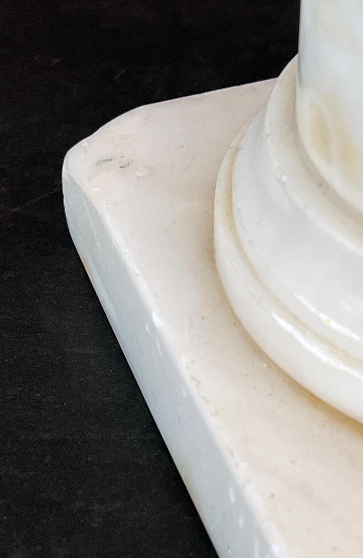 Pareja de lámparas columnares de mármol blanco de los años 50 de gusto neoclásico Mármol de Carrara en venta
