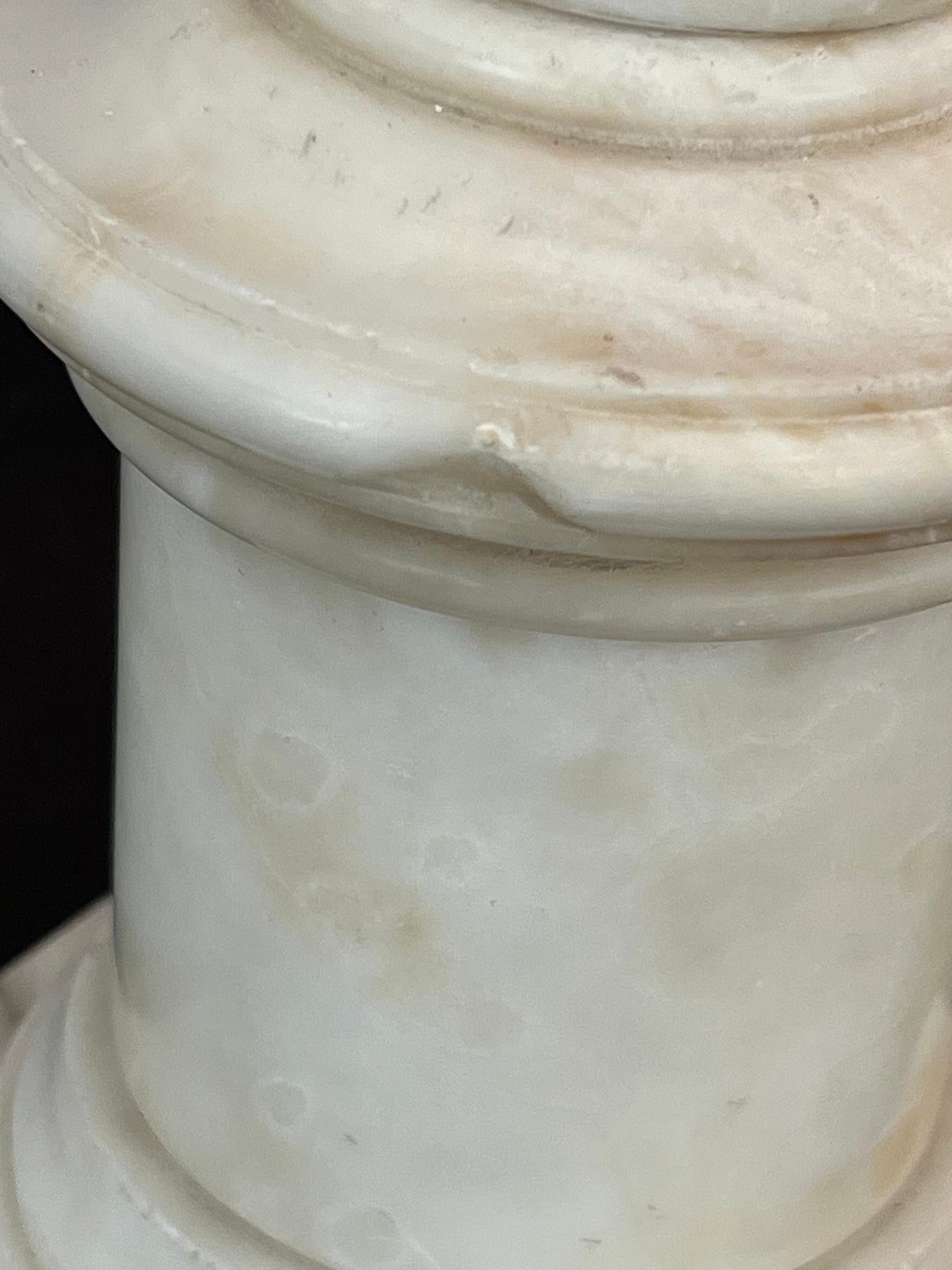 Pareja de lámparas columnares de mármol blanco de los años 50 de gusto neoclásico en venta 1