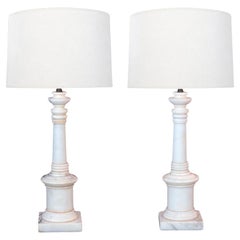 Coppia di lampade a colonna in marmo bianco del 1950 di gusto neoclassico