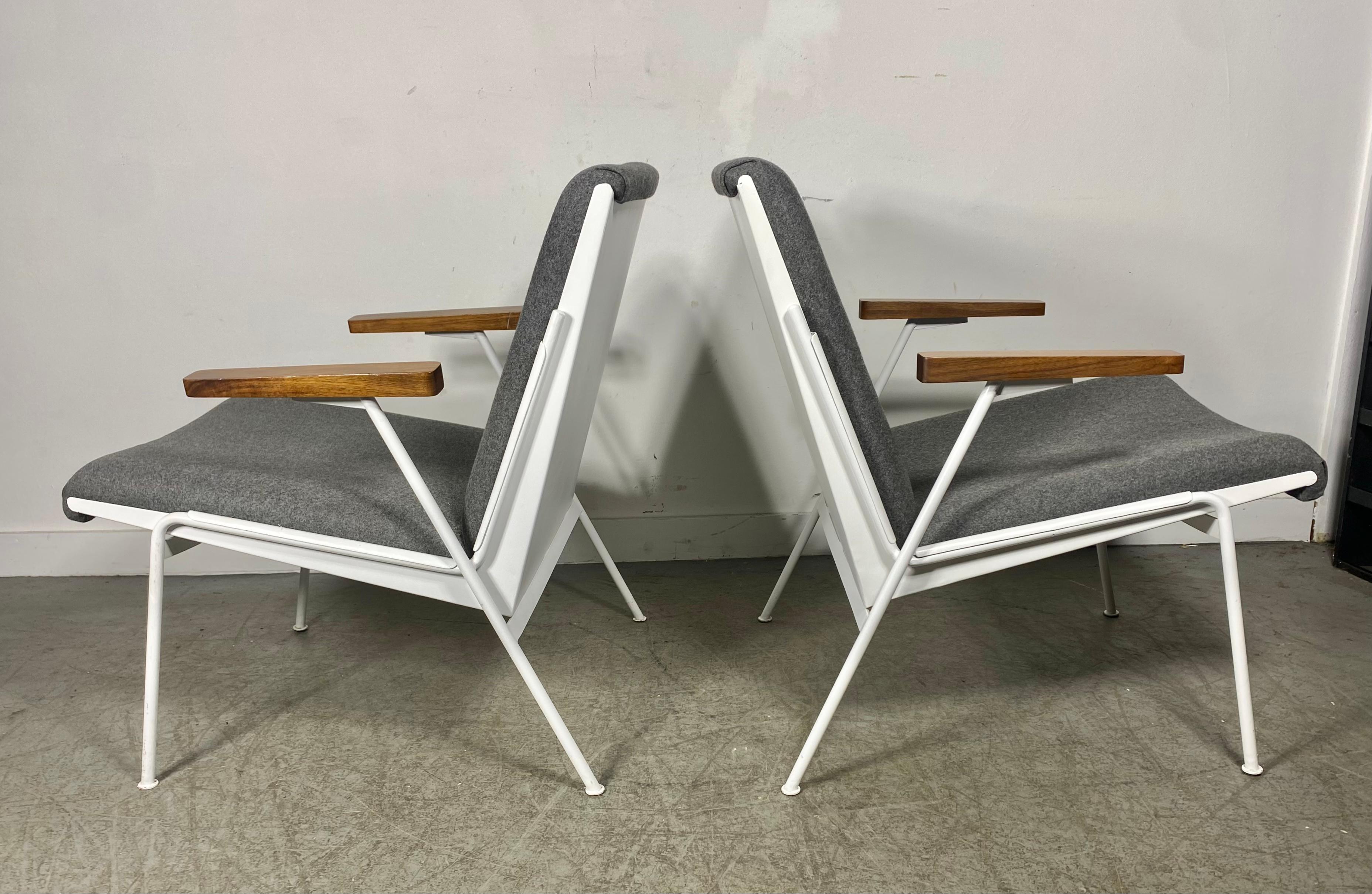 The Oase lounge chair was designed by Wim Rietveld for Ahrend de Cirkel in 1958, and gained the Signe d'Or price in 1959. A beautiful piece of Dutch design! Restored in a wonderful grey wool fabric,, powder-coat white,, stunning contrast.. Extremely