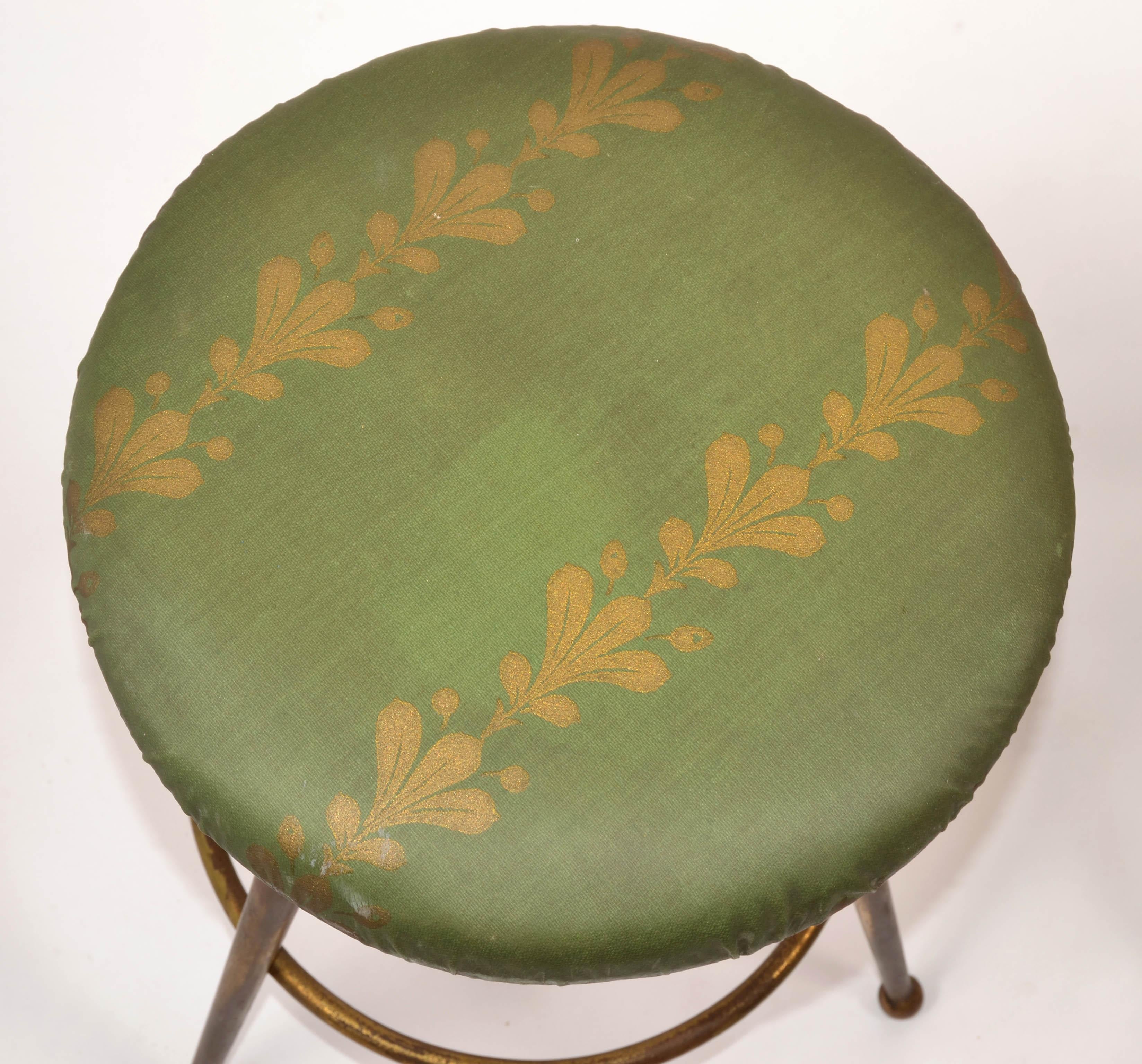 Paire de tabourets à trois pieds en laiton italien de style mi-siècle moderne d'après Gio Ponti, années 1960 en vente 4