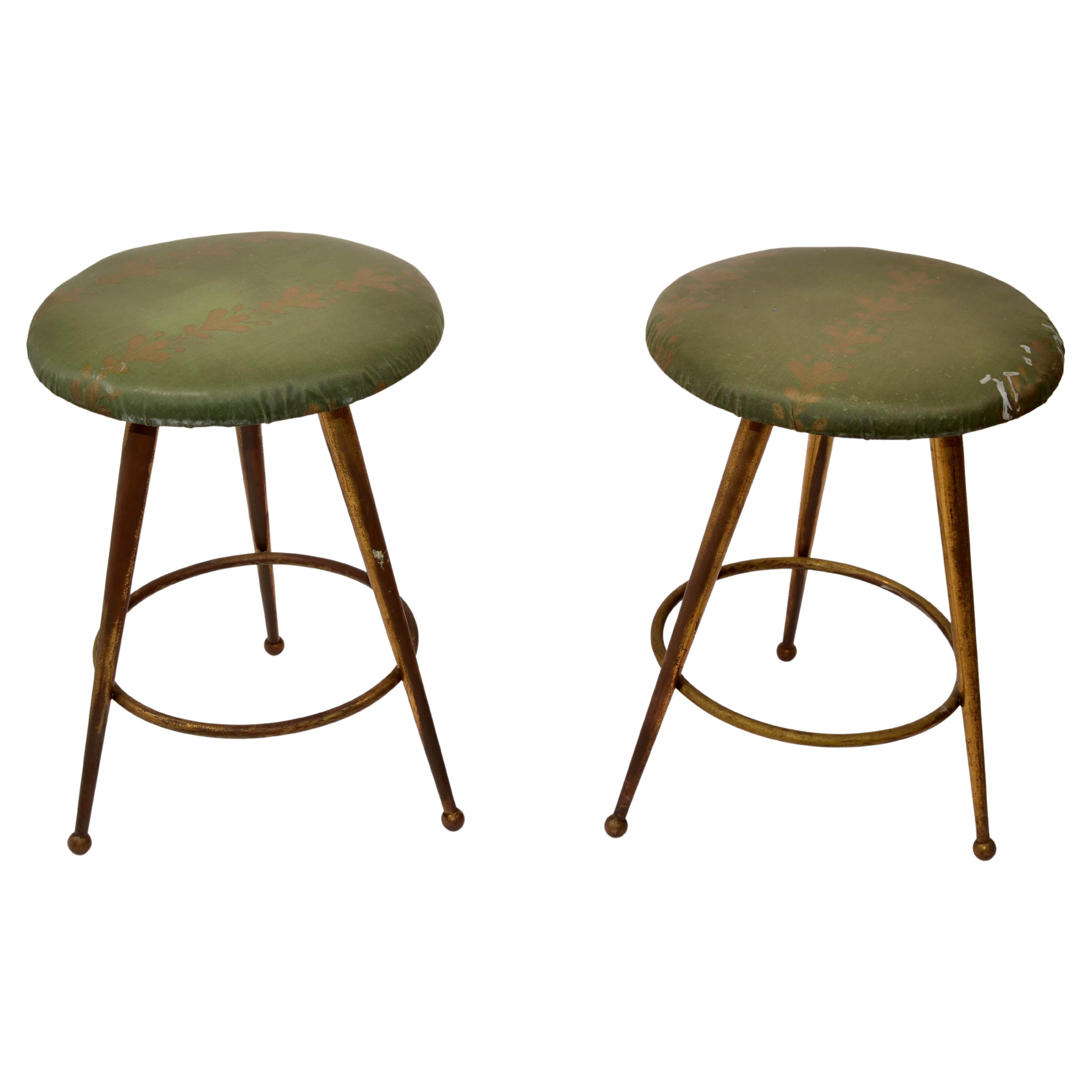 Original 1960s Pair Italian Stool in green Fabric Upholstery with Brass Tripod tubular Legs and Ball Feet in the Style of Gio Ponti.
Il provient d'une succession en Italie et est en parfait état d'origine, avec quelques traces de patine sur la base