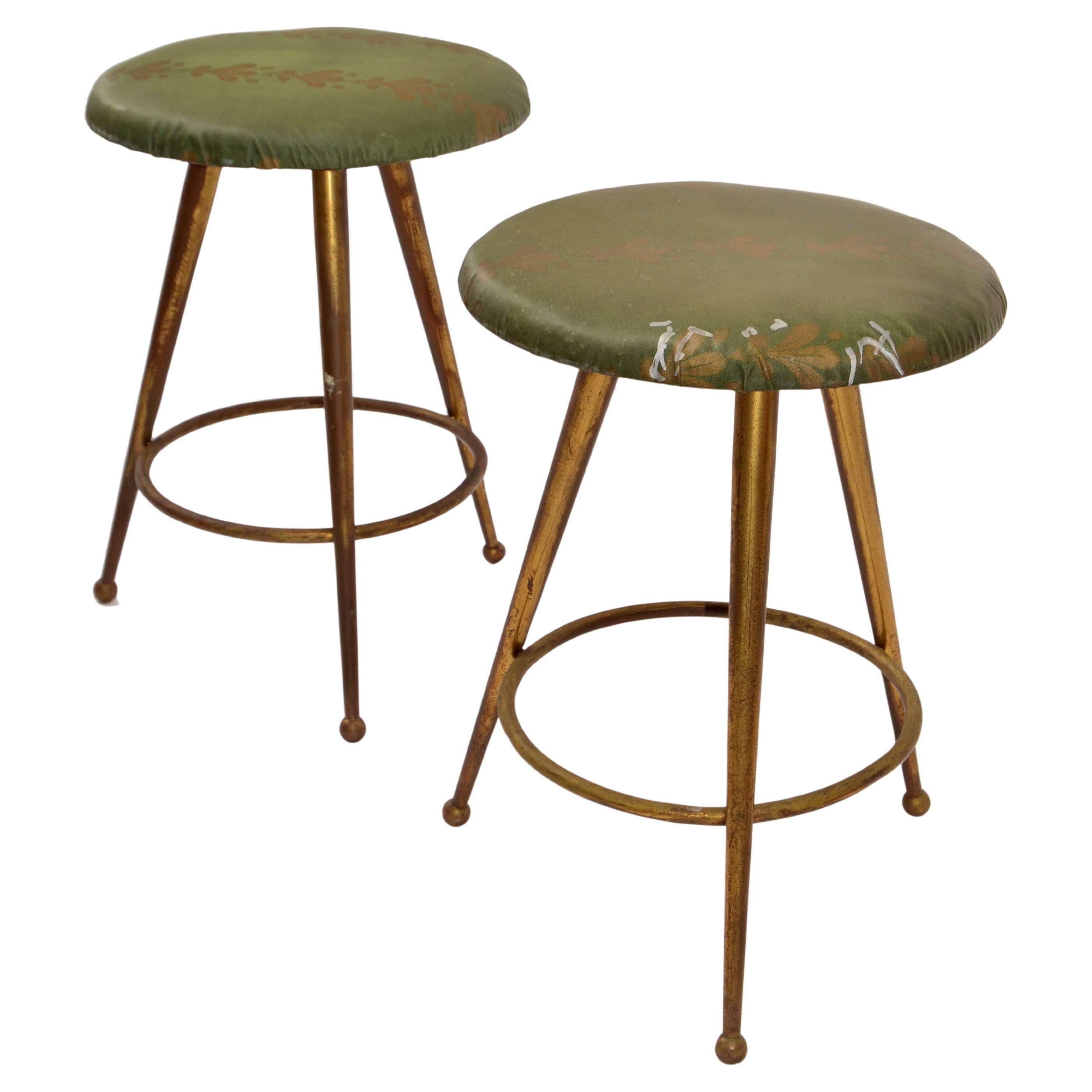 Mid-Century Modern Paire de tabourets à trois pieds en laiton italien de style mi-siècle moderne d'après Gio Ponti, années 1960 en vente