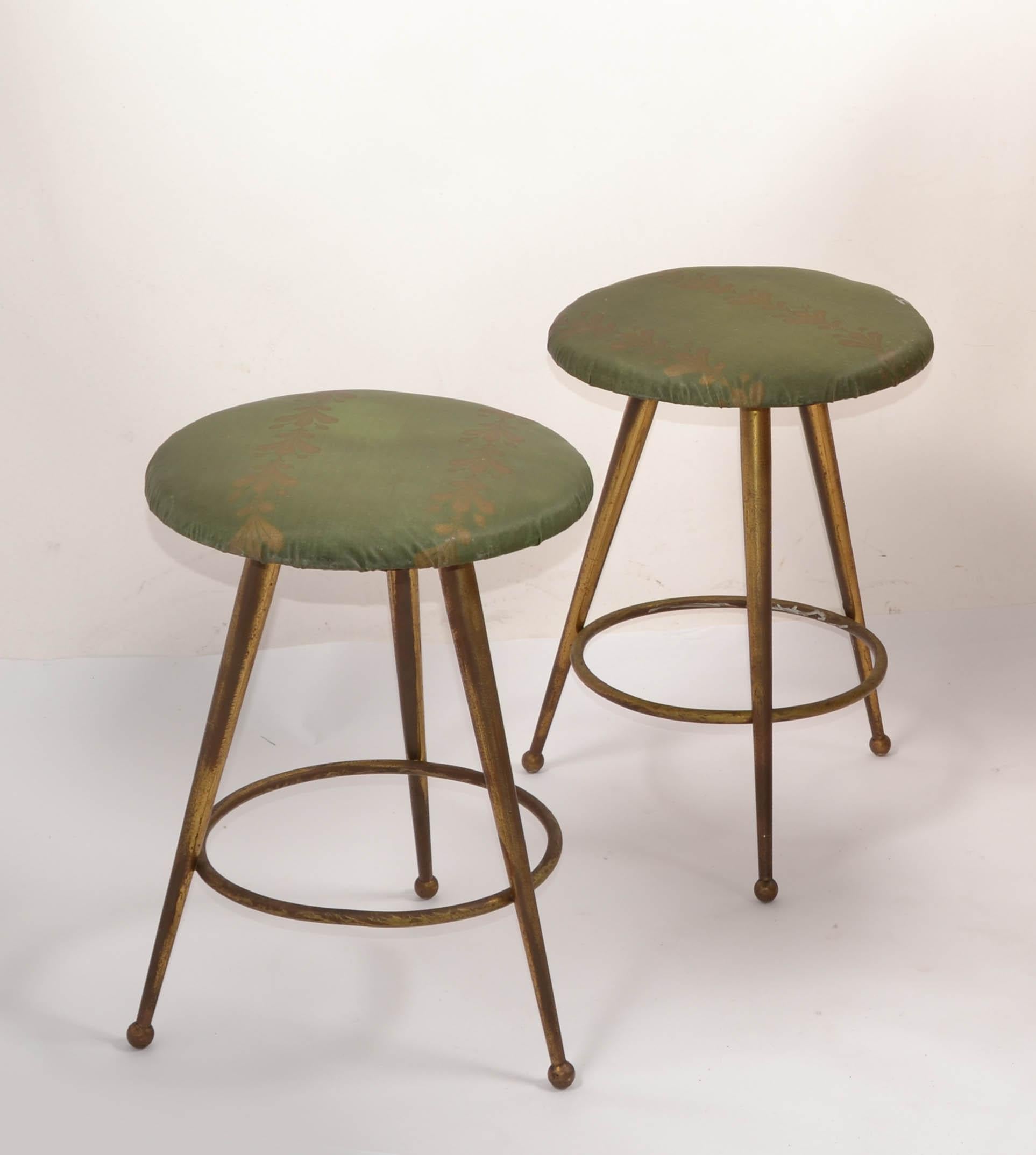 Paire de tabourets à trois pieds en laiton italien de style mi-siècle moderne d'après Gio Ponti, années 1960 Bon état - En vente à Miami, FL