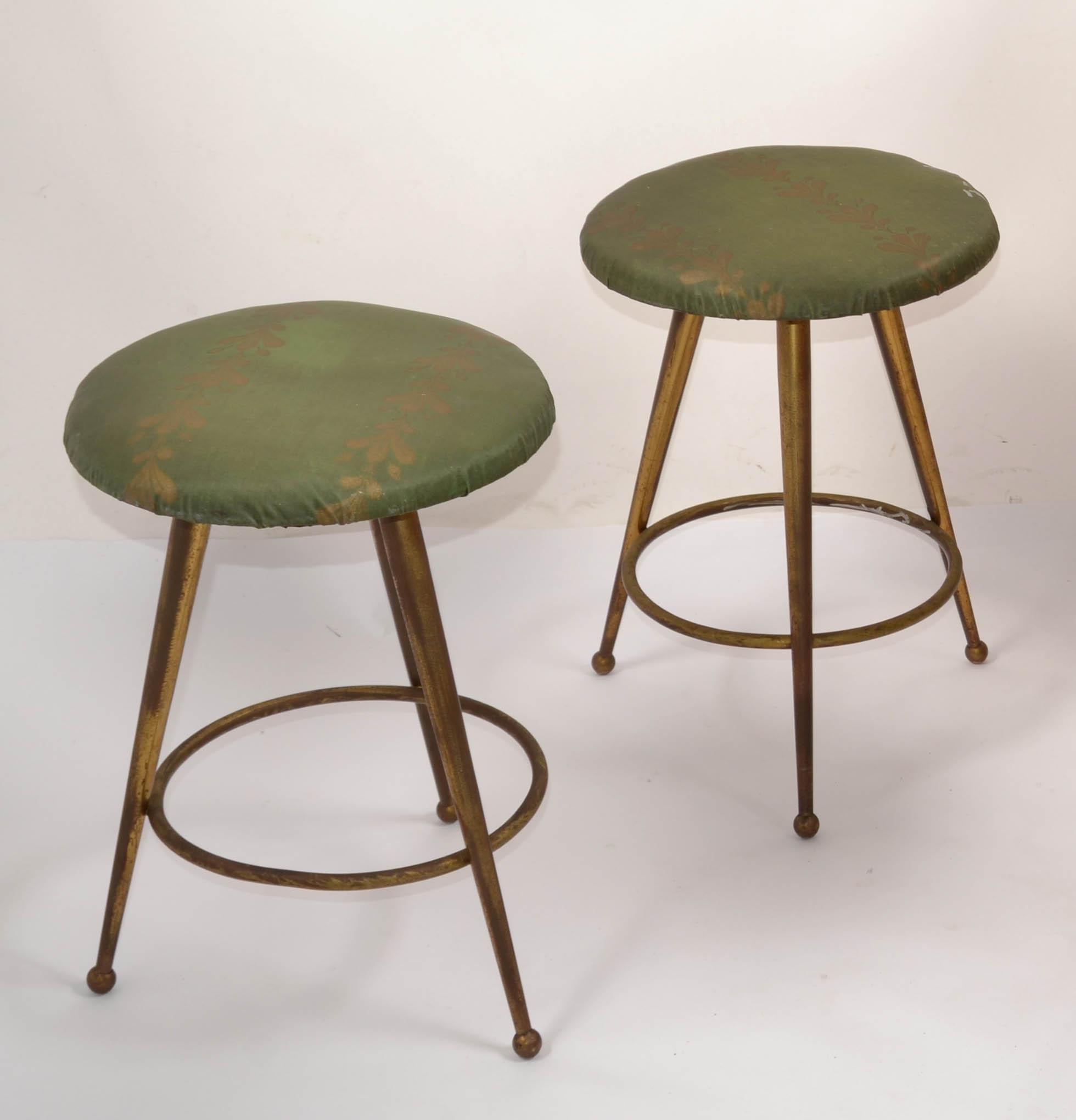 20ième siècle Paire de tabourets à trois pieds en laiton italien de style mi-siècle moderne d'après Gio Ponti, années 1960 en vente